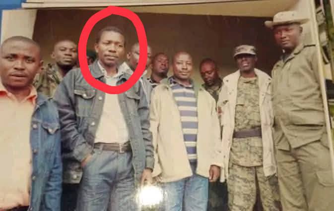DomiKande's tweet photo. << Dieu et grand ! Si ce rebelle de Bizibu allait prendre le parti, il allait le vendre aux Rwandais. Nous étions calmes en respectant son choix d'aller servir Monsieur Augustin Kabuya. Mais nous avons constaté que ce rebelle de Bizibu n'aime pas la paix : il a recruté des petits vagabonds pour se moquer de nous. Dans quelques heures, une vidéo arrivera pour vous démontrer qui est réellement Bizibu. Je sais très bien que, comme il vient de perdre la tête à cause de la nourriture qu'on lui a donnée, il aura une capsule de Tshisekedisme pour qu'il soit guéri de sa maladie. >>