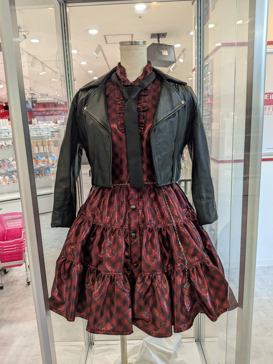 ImasShop_bnam's tweet photo. 【博多バスターミナル店】
＼👗展示衣装更新のお知らせ📷／
展示衣装が新しくなりました！
⚠️プロデューサーの皆さまへのお願い
🆗写真撮影📷・SNS投稿
🆖動画撮影
✓展示内容は予告なく変更・終了となる場合がございます。 予めご了承ください
✓撮影の際は他のお客様にご配慮ください
#idolmaster https://t.co/JoAmhGzLO8