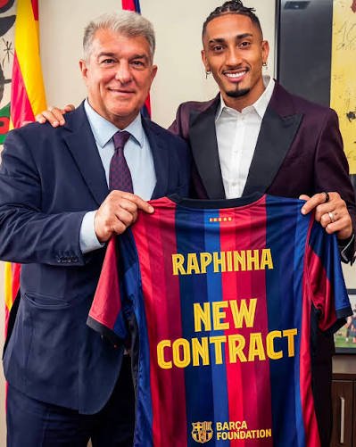 Vicish01's tweet photo. BARCA MAJOR BREAKING: Raphinha Stays at Camp Nou as signed new contract.

The contract runs to June 20230 as all documents signed. The official statement from the club to follow. https://t.co/B6dApQ3CwW