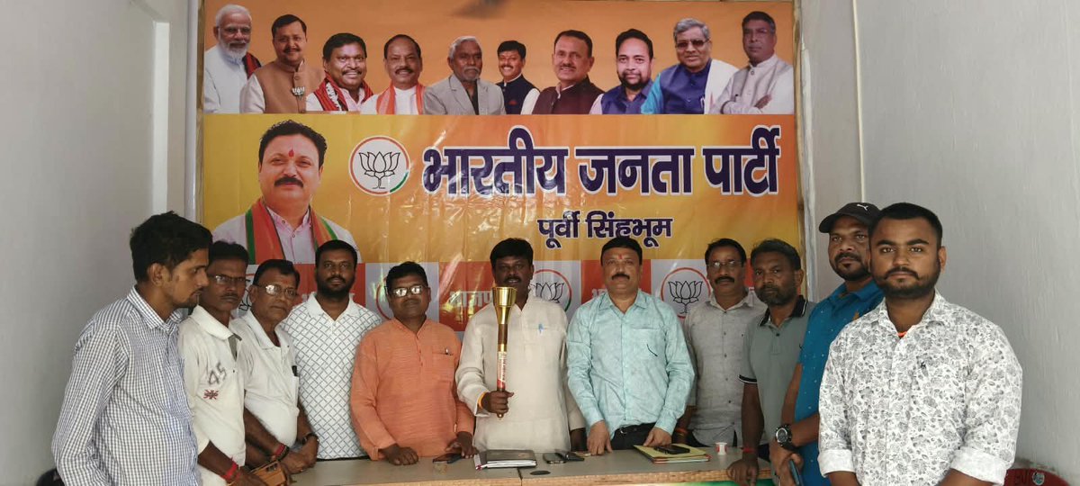 dineshjsrbjp's tweet photo. 🪷 सेवा ज्योति यात्रा की तैयारियों को लेकर चर्चा 

कल जमशेदपुर में आयोजित होने वाली सेवा ज्योति यात्रा के सफल आयोजन के निमित्त आज भाजपा पूर्वी सिंहभूम जिला कार्यालय, घाटशिला पहुंचकर जिला अध्यक्ष श्री सत्य तिवारी जी, कार्यक्रम संयोजक श्री रोहित सिंह परमार जी, वरिष्ठ नेता श्री लखन मार्डी जी एवं उपस्थित कार्यकर्ताओं के साथ कार्यक्रम की तैयारियों को लेकर विस्तृत चर्चा की।

साथ ही दूरभाष के माध्यम से सभी मंडल अध्यक्षों एवं जिला पदाधिकारियों से संवाद कर कार्यक्रम की तैयारियों एवं संगठनात्मक व्यवस्थाओं की जानकारी ली।

सभी कार्यकर्ताओं के उत्साह और समर्पण से सेवा ज्योति यात्रा को सफल एवं ऐतिहासिक बनाने का संकल्प लिया गया।

सेवा, समर्पण और संगठन—यही भाजपा की शक्ति है। 🪷

#सेवा_ज्योति_यात्रा #भाजपा #पूर्वीसिंहभूम #BJPJharkhand #सेवा_समर्पण_संगठन