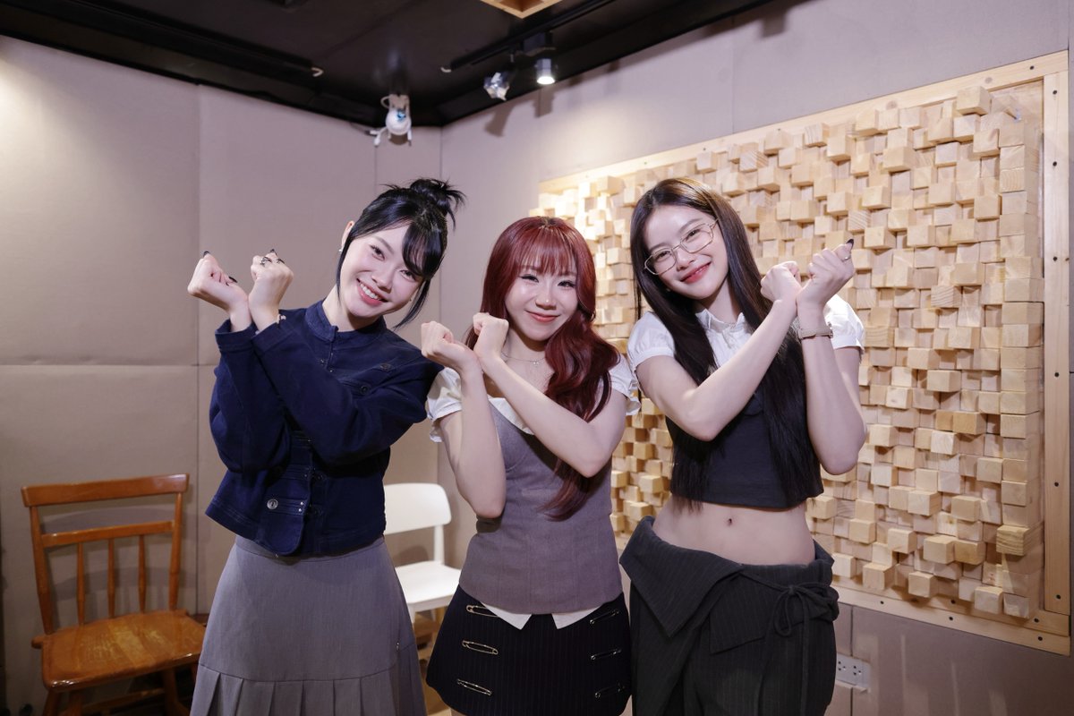 woopmag's tweet photo. 3 สาว “PiXXiE” สาดความน่ารักจนใจเจ็บ ส่งเพลง ”น่ารักเกินกำหนด“ OST.ที่ 2 “ที่รักสารวัตรเธียร์“

2nd OST POLICE IN LOVE
#น่ารักเกินกำหนดMV
#PiXXiE
#ที่รักสารวัตรเธียร์
#PoliceinLove

     สาดความน่ารักสดใสให้แฟนซีรีส์ “ที่รักสารวัตรเธียร์ | Police In Love” ได้อมยิ้มกันอีกแล้ว สำหรับเพลง ”น่ารักเกินกำหนด“ OST. เพลงที่ 2 ที่แอบสปอยมาในเนื้อซีรีส์ “ที่รักสารวัตรเธียร์ | Police In Love” ไปก่อนหน้านี้
     “น่ารักเกินกำหนด” ได้ 3 สาว “PiXXiE” “มาเบล, พิมมา, อิงโกะ” มาสาดความน่ารักแบบ Unlimited แถมเพลงนี้ยังได้นักร้องมากความสามารถ “โดม จารุวัฒน์“ ขึ้นแท่นเป็นทั้งผู้แต่งและโปรดิวซ์จนเพลงออกมาน่ารักจนใจเจ็บ เพลงนี้ยังมีชาเลนจ์ท่าเต้นสนุก ๆ ให้แฟน ๆ ได้ครีเอทคลิปกันด้วย 
     รับชม Music Video “น่ารักเกินกำหนด” ได้ทาง YouTube: ARGENTIS RECORDS
https://t.co/voS3u9aKT2
     ฟังพร้อมกันบน Streaming ทุกช่องทางได้แล้วตอนนี้