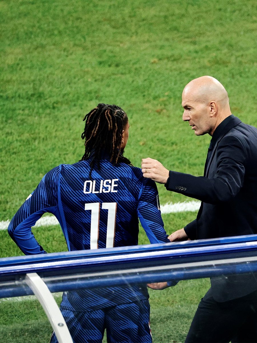 vsrsus's tweet photo. The Michael Olise popped collar aesthetic. https://t.co/dMj8NQUlvA