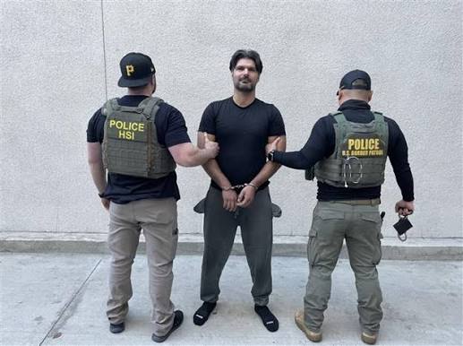 borderObserver's tweet photo. 2 headlines with the keyword ICE
https://t.co/3lCqN4tl0y https://t.co/pZbplpm6BU