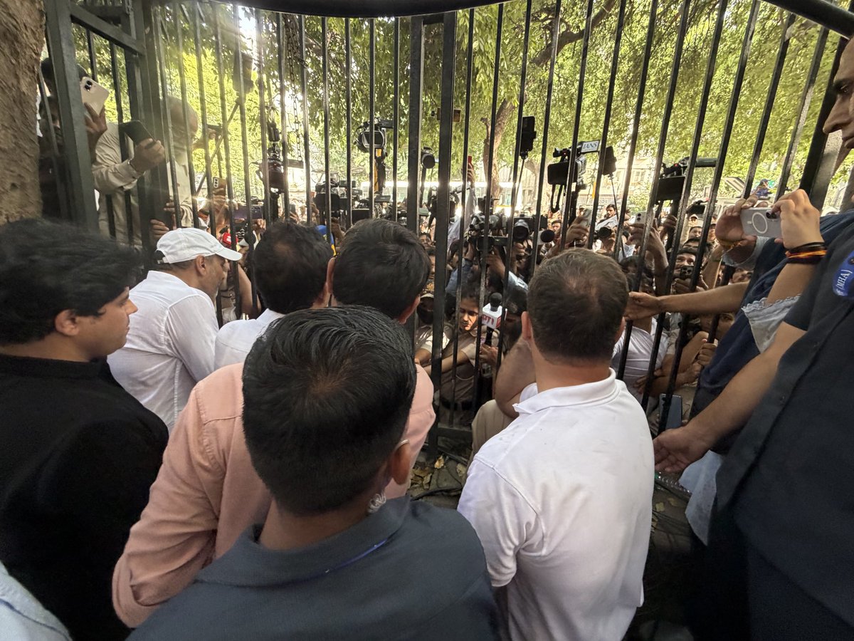 Pawankhera's tweet photo. Now this coward regime is manhandling the media outside Akashvani Bhawan. They don’t want the media to do their job. Darpok Modi! https://t.co/O2MOeol072