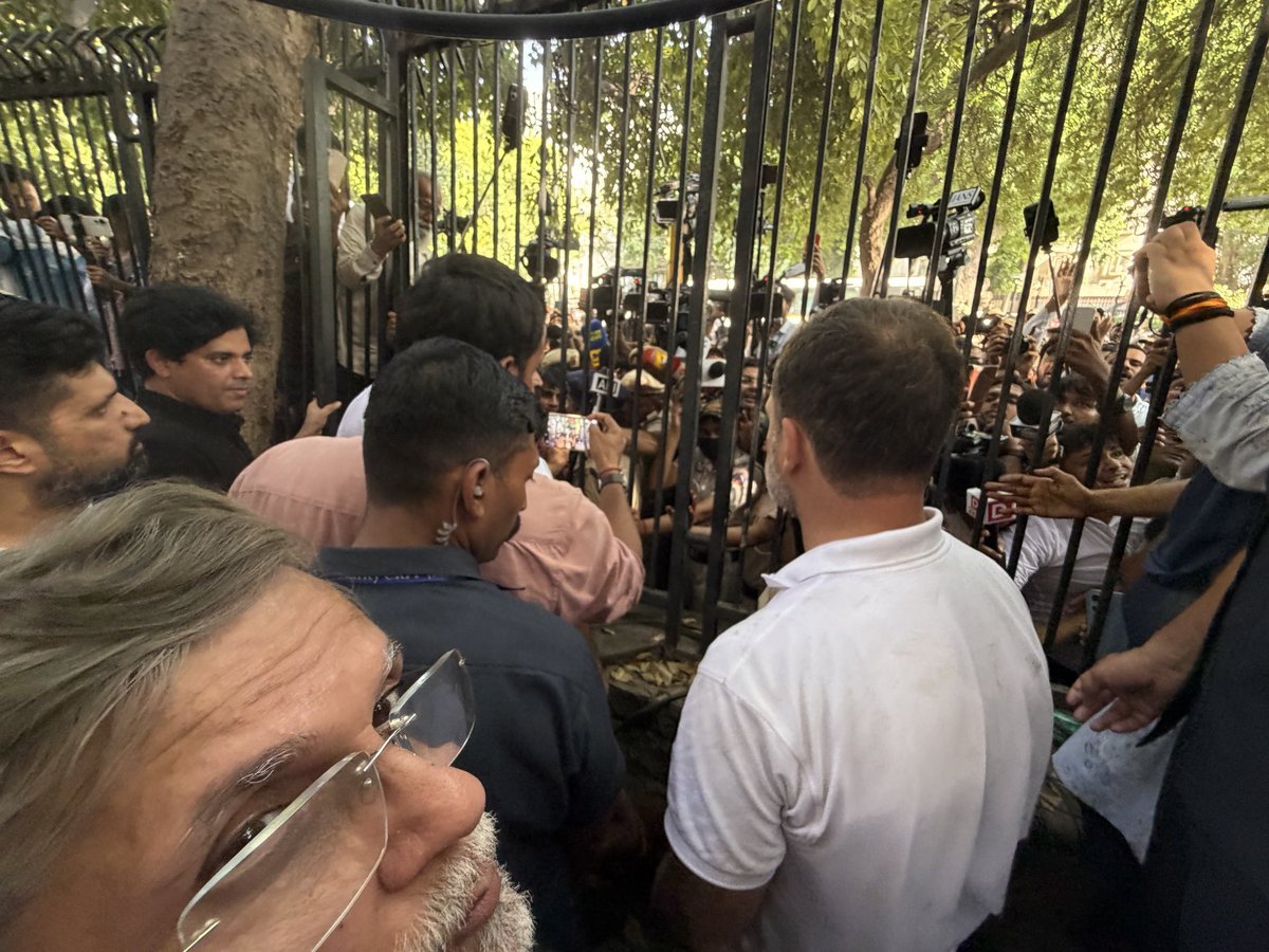 Pawankhera's tweet photo. Now this coward regime is manhandling the media outside Akashvani Bhawan. They don’t want the media to do their job. Darpok Modi! https://t.co/O2MOeol072