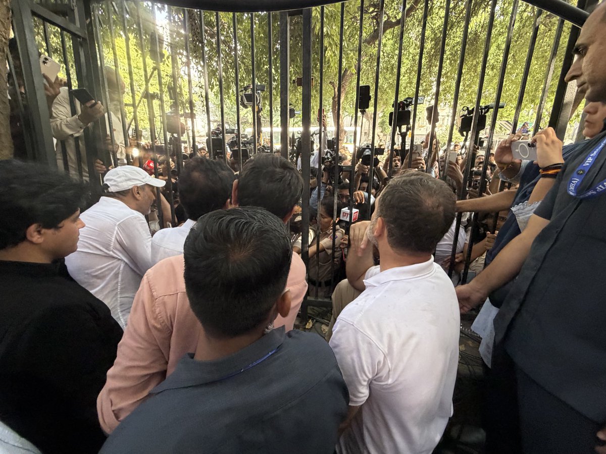 Pawankhera's tweet photo. Now this coward regime is manhandling the media outside Akashvani Bhawan. They don’t want the media to do their job. Darpok Modi! https://t.co/O2MOeol072
