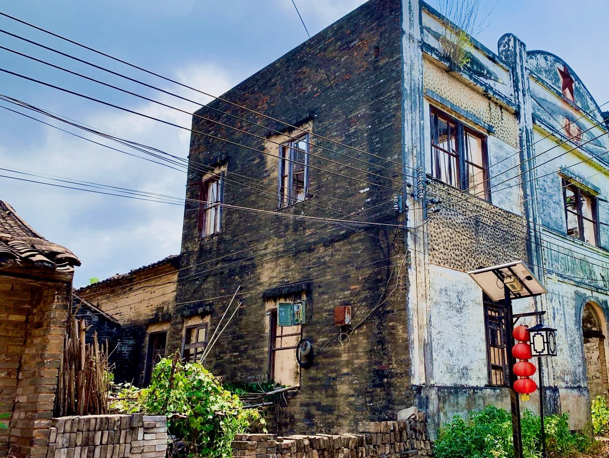 taiziuu's tweet photo. [The old wooden house's eave is low, its walls show wear, but the harmony between the three people inside eases all mundane miseries.]， https://t.co/hoIKTTuKhO