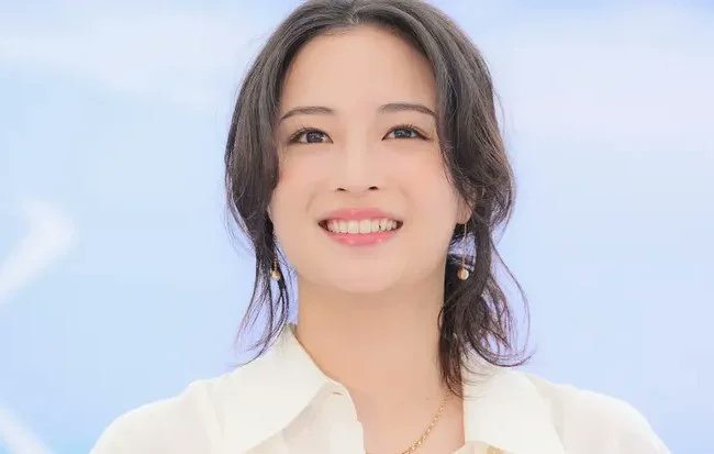 EntameHub_jp's tweet photo. 俳優の__広瀬すず__が、映画『汝、星のごとく』の公開を前に、人生や恋愛に悩む若者たちからの相談に答えた。凪良ゆうの同名小説を実写化した本作は、瀬戸内と東京を舞台に、愛を育みながらも運命に翻弄される櫂（横浜流星）。
https://t.co/r59XIw0bAv https://t.co/us34JrN8u5