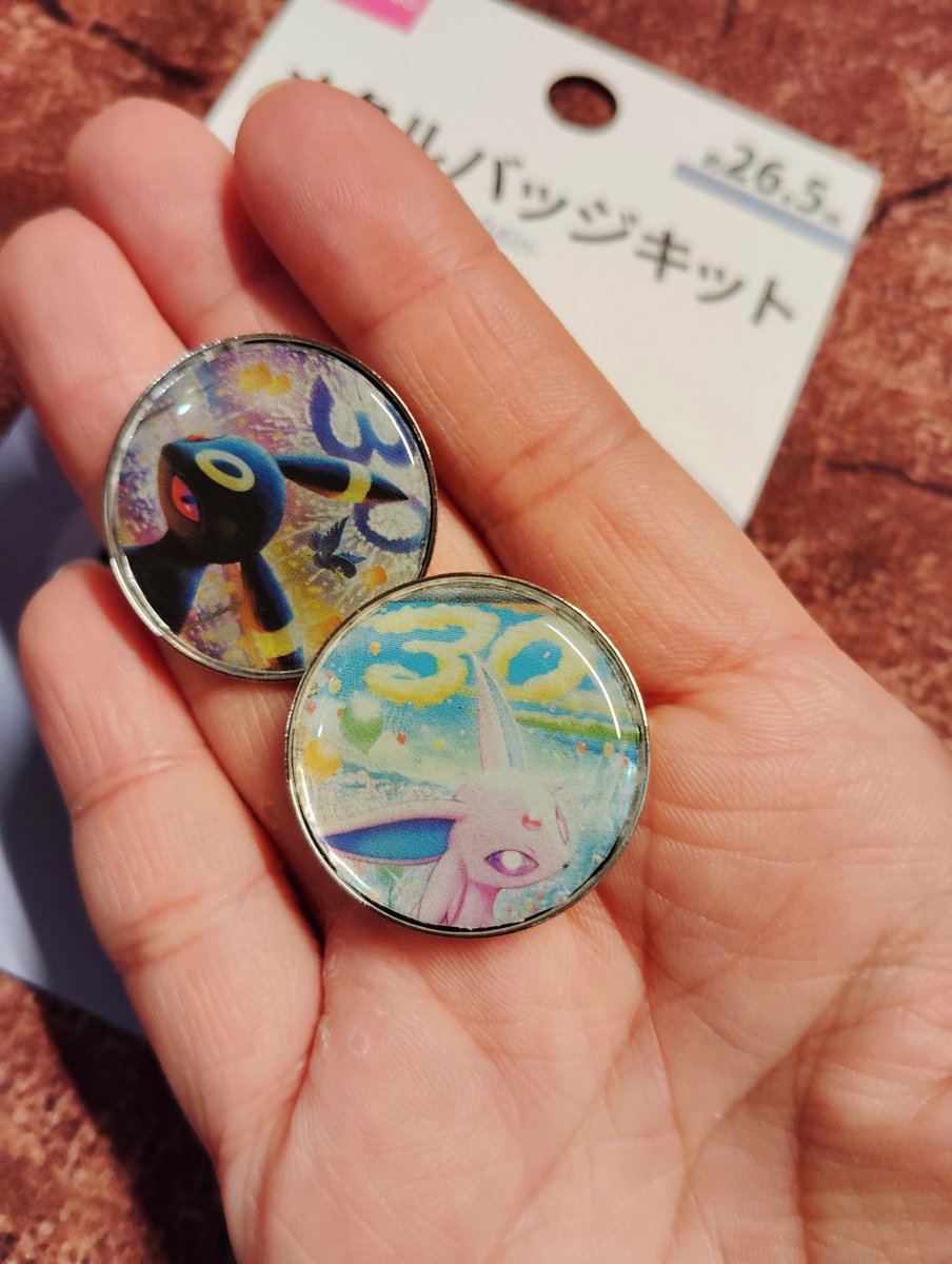 kyusui_polymer's tweet photo. エーフィブラッキーのデッキセットのパケ、ただ捨てるの勿体ないからダイソーのメタルバッジキットでバッジにしてみた！いい感じ https://t.co/CpyMSNa535