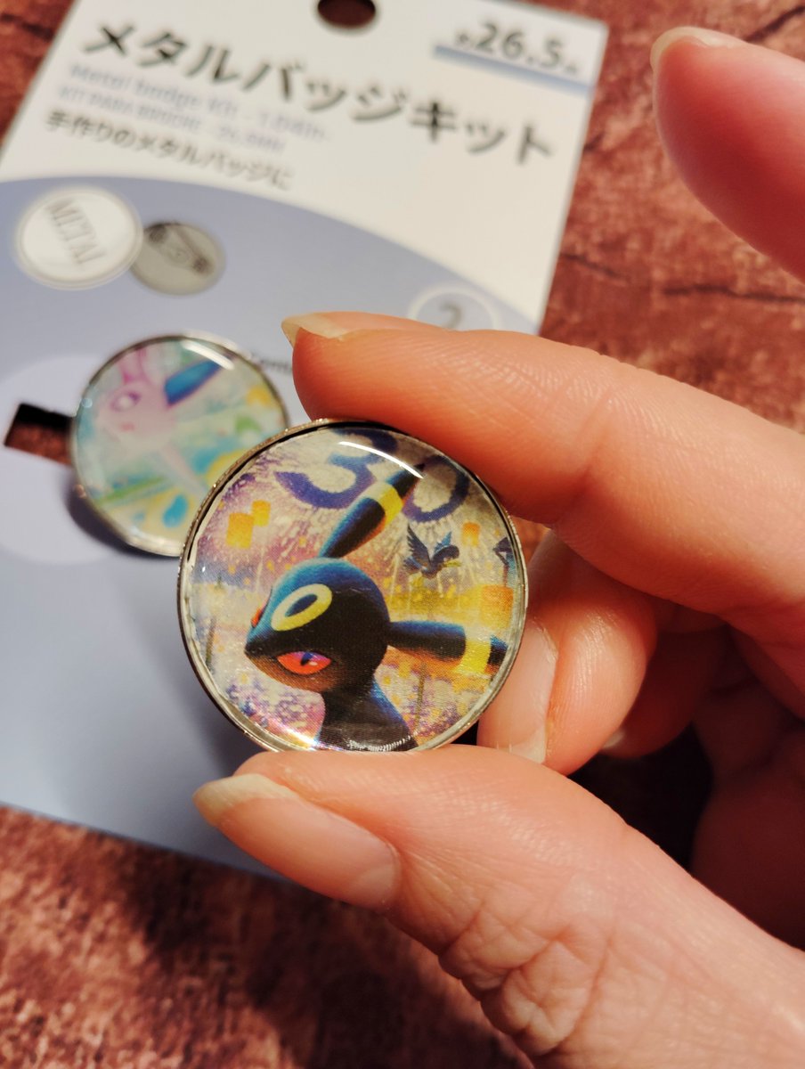 kyusui_polymer's tweet photo. エーフィブラッキーのデッキセットのパケ、ただ捨てるの勿体ないからダイソーのメタルバッジキットでバッジにしてみた！いい感じ https://t.co/CpyMSNa535