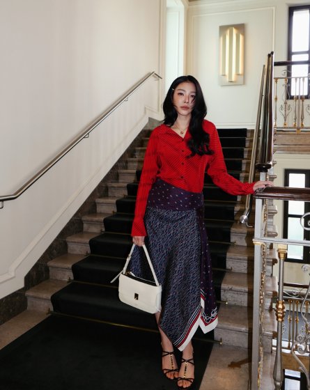 EverydaynewsTH's tweet photo. "ฝ้าย-พีรญา" ขณะเยี่ยมชมบูติก Ferragamo ในมิลาน มาในลุคจากคอลเลกชั่น Pre-Fall 2026 โดดเด่นด้วยเสื้อเชิ้ตผ้าไหมบริสุทธิ์ที่เน้นช่วงเอวเข้ารูปและดีไซน์คอปาด พร้อมแถบผ้าแนวนอนที่ทอดยาวตลอดแนวแขน จับคู่กับกระโปรงทรงชายแหลมที่ตัดเฉียงเพื่อสร้างความพลิ้วไหวคล้ายผ้าพันคอ โอบรับช่วงสะโพกอย่างนุ่มนวล พร้อมดีเทลจับรวบเพิ่มวอลลุ่ม พร้อมเติมเต็มลุคอย่างสมบูรณ์แบบด้วยรองเท้า Vara Chain แบบ T-Strap และ Cara Bag กระเป๋าที่พร้อมสำหรับทุกโอกาส
. 
ที่สนามบิน ฝ้ายอยู่ในลุคสบาย ๆ จาก Ferragamo ด้วยเสื้อคาร์ดิแกนจากผ้าขนสัตว์บริสุทธิ์ตกแต่งดีเทลริบบิ้น จับคู่กับกางเกงผ้าไหมทรงหลวม และรองเท้าสนีกเกอร์หนังกลับประดับ Gancini

#EVERYDAYth #FayePeraya
#FerragamoXFaye
#FerragamoSS27 #Ferragamo
