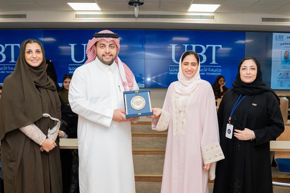 UBT_EDU's tweet photo. جامعة الأعمال والتكنولوجيا تستضيف جلسة حوارية حول البنية التحتية للمهمات الفضائية ضمن فعاليات #أسبوع_الفضاء_العالمي

ضمن فعاليات أسبوع الفضاء العالمي 2026، استضافت جامعة الأعمال والتكنولوجيا، ممثلةً في عمادة شؤون الطلاب، وذلك في رحاب الحرم الجامعي بالكورنيش، المهندس مريح الشهراني، مدير عام أنظمة الفضاء والبنية التحتية في وكالة الفضاء السعودية، والنائب الأول المنتخب لرئيس لجنة الأمم المتحدة لاستخدام الفضاء الخارجي في الأغراض السلمية (COPUOS)، وذلك في جلسة حوارية بعنوان «الفضاء يبدأ من الأرض: البنية التحتية التي تجعل المهمات ممكنة»، أدارتها مستشارة كلية إدارة الأعمال الدكتورة ضحى أبو السعود.

وتناولت الجلسة الدور المحوري الذي تؤديه البنية التحتية الأرضية في إنجاح المهمات الفضائية، وأهمية التكامل بين المحطات الأرضية ومراكز العمليات وأنظمة الاتصالات والبيانات في بناء منظومة فضائية متكاملة، إلى جانب استعراض أبرز التحولات والتطورات المتسارعة التي يشهدها قطاع الفضاء.

كما سلطت الضوء على الفرص المهنية الواعدة في قطاع الفضاء، والتخصصات والمهارات التي يتطلبها القطاع خلال المرحلة المقبلة، إضافةً إلى دور الجامعات ومؤسسات التعليم العالي في دعم البحث والتطوير والابتكار، والإسهام في بناء القدرات والكفاءات الوطنية المؤهلة للعمل في هذا القطاع الحيوي.

وشهدت الجلسة تفاعلًا من الحضور من خلال النقاشات والأسئلة التي تناولت مستقبل قطاع الفضاء في المملكة، والفرص المتاحة أمام الشباب للانخراط في مجالاته المختلفة، وأهمية الاستثمار في التعليم والتأهيل وتنمية المهارات بما يعزز مشاركة الكفاءات الوطنية في بناء منظومة فضائية سعودية متنامية ومستدامة.

واختُتمت الجلسة بالتأكيد على أن الطموح نحو الفضاء لا ينطلق من منصات الإطلاق فحسب، بل يبدأ من بناء القدرات على الأرض؛ من خلال الإنسان المؤهل، والبنية التحتية المتطورة، والبحث العلمي والابتكار والتكامل بين مختلف القطاعات.

وتأتي هذه الفعالية ضمن جهود عمادة شؤون الطلاب بجامعة الأعمال والتكنولوجيا في الاحتفاء بالمناسبات والأيام الدولية، وإثراء التجربة الجامعية للطلبة، وتعزيز وعيهم بالقطاعات المستقبلية، وفتح آفاق معرفية ومهنية جديدة أمامهم، بما يسهم في تنمية مهاراتهم وربطهم بالتحولات الوطنية والعالمية في مجالات العلوم والتقنية والابتكار.

#UBT_EDU 

.@saudispace