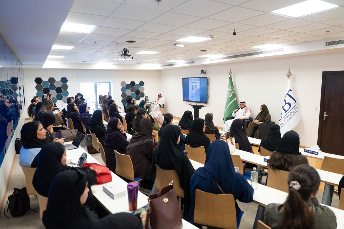 UBT_EDU's tweet photo. جامعة الأعمال والتكنولوجيا تستضيف جلسة حوارية حول البنية التحتية للمهمات الفضائية ضمن فعاليات #أسبوع_الفضاء_العالمي

ضمن فعاليات أسبوع الفضاء العالمي 2026، استضافت جامعة الأعمال والتكنولوجيا، ممثلةً في عمادة شؤون الطلاب، وذلك في رحاب الحرم الجامعي بالكورنيش، المهندس مريح الشهراني، مدير عام أنظمة الفضاء والبنية التحتية في وكالة الفضاء السعودية، والنائب الأول المنتخب لرئيس لجنة الأمم المتحدة لاستخدام الفضاء الخارجي في الأغراض السلمية (COPUOS)، وذلك في جلسة حوارية بعنوان «الفضاء يبدأ من الأرض: البنية التحتية التي تجعل المهمات ممكنة»، أدارتها مستشارة كلية إدارة الأعمال الدكتورة ضحى أبو السعود.

وتناولت الجلسة الدور المحوري الذي تؤديه البنية التحتية الأرضية في إنجاح المهمات الفضائية، وأهمية التكامل بين المحطات الأرضية ومراكز العمليات وأنظمة الاتصالات والبيانات في بناء منظومة فضائية متكاملة، إلى جانب استعراض أبرز التحولات والتطورات المتسارعة التي يشهدها قطاع الفضاء.

كما سلطت الضوء على الفرص المهنية الواعدة في قطاع الفضاء، والتخصصات والمهارات التي يتطلبها القطاع خلال المرحلة المقبلة، إضافةً إلى دور الجامعات ومؤسسات التعليم العالي في دعم البحث والتطوير والابتكار، والإسهام في بناء القدرات والكفاءات الوطنية المؤهلة للعمل في هذا القطاع الحيوي.

وشهدت الجلسة تفاعلًا من الحضور من خلال النقاشات والأسئلة التي تناولت مستقبل قطاع الفضاء في المملكة، والفرص المتاحة أمام الشباب للانخراط في مجالاته المختلفة، وأهمية الاستثمار في التعليم والتأهيل وتنمية المهارات بما يعزز مشاركة الكفاءات الوطنية في بناء منظومة فضائية سعودية متنامية ومستدامة.

واختُتمت الجلسة بالتأكيد على أن الطموح نحو الفضاء لا ينطلق من منصات الإطلاق فحسب، بل يبدأ من بناء القدرات على الأرض؛ من خلال الإنسان المؤهل، والبنية التحتية المتطورة، والبحث العلمي والابتكار والتكامل بين مختلف القطاعات.

وتأتي هذه الفعالية ضمن جهود عمادة شؤون الطلاب بجامعة الأعمال والتكنولوجيا في الاحتفاء بالمناسبات والأيام الدولية، وإثراء التجربة الجامعية للطلبة، وتعزيز وعيهم بالقطاعات المستقبلية، وفتح آفاق معرفية ومهنية جديدة أمامهم، بما يسهم في تنمية مهاراتهم وربطهم بالتحولات الوطنية والعالمية في مجالات العلوم والتقنية والابتكار.

#UBT_EDU 

.@saudispace