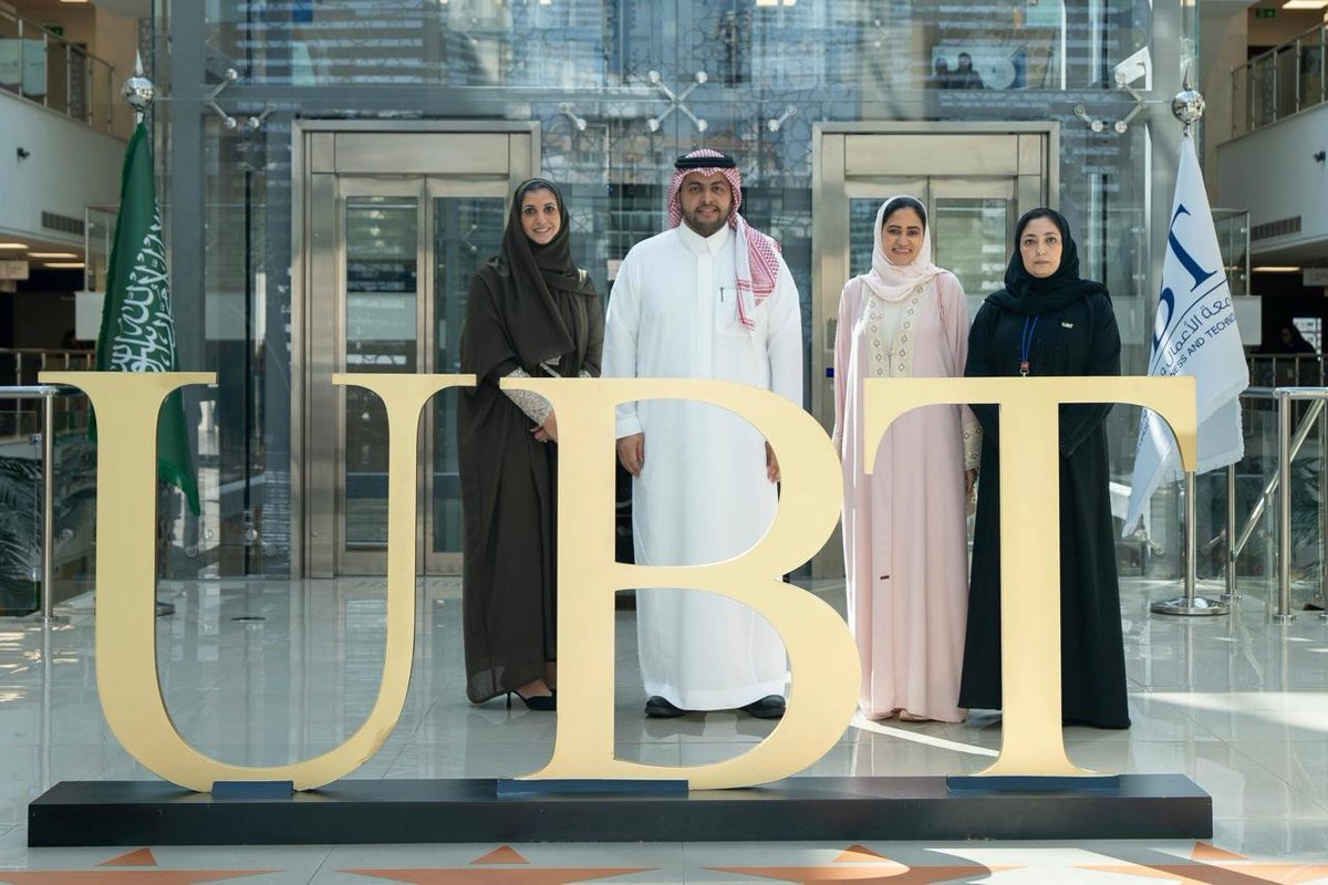 UBT_EDU's tweet photo. جامعة الأعمال والتكنولوجيا تستضيف جلسة حوارية حول البنية التحتية للمهمات الفضائية ضمن فعاليات #أسبوع_الفضاء_العالمي

ضمن فعاليات أسبوع الفضاء العالمي 2026، استضافت جامعة الأعمال والتكنولوجيا، ممثلةً في عمادة شؤون الطلاب، وذلك في رحاب الحرم الجامعي بالكورنيش، المهندس مريح الشهراني، مدير عام أنظمة الفضاء والبنية التحتية في وكالة الفضاء السعودية، والنائب الأول المنتخب لرئيس لجنة الأمم المتحدة لاستخدام الفضاء الخارجي في الأغراض السلمية (COPUOS)، وذلك في جلسة حوارية بعنوان «الفضاء يبدأ من الأرض: البنية التحتية التي تجعل المهمات ممكنة»، أدارتها مستشارة كلية إدارة الأعمال الدكتورة ضحى أبو السعود.

وتناولت الجلسة الدور المحوري الذي تؤديه البنية التحتية الأرضية في إنجاح المهمات الفضائية، وأهمية التكامل بين المحطات الأرضية ومراكز العمليات وأنظمة الاتصالات والبيانات في بناء منظومة فضائية متكاملة، إلى جانب استعراض أبرز التحولات والتطورات المتسارعة التي يشهدها قطاع الفضاء.

كما سلطت الضوء على الفرص المهنية الواعدة في قطاع الفضاء، والتخصصات والمهارات التي يتطلبها القطاع خلال المرحلة المقبلة، إضافةً إلى دور الجامعات ومؤسسات التعليم العالي في دعم البحث والتطوير والابتكار، والإسهام في بناء القدرات والكفاءات الوطنية المؤهلة للعمل في هذا القطاع الحيوي.

وشهدت الجلسة تفاعلًا من الحضور من خلال النقاشات والأسئلة التي تناولت مستقبل قطاع الفضاء في المملكة، والفرص المتاحة أمام الشباب للانخراط في مجالاته المختلفة، وأهمية الاستثمار في التعليم والتأهيل وتنمية المهارات بما يعزز مشاركة الكفاءات الوطنية في بناء منظومة فضائية سعودية متنامية ومستدامة.

واختُتمت الجلسة بالتأكيد على أن الطموح نحو الفضاء لا ينطلق من منصات الإطلاق فحسب، بل يبدأ من بناء القدرات على الأرض؛ من خلال الإنسان المؤهل، والبنية التحتية المتطورة، والبحث العلمي والابتكار والتكامل بين مختلف القطاعات.

وتأتي هذه الفعالية ضمن جهود عمادة شؤون الطلاب بجامعة الأعمال والتكنولوجيا في الاحتفاء بالمناسبات والأيام الدولية، وإثراء التجربة الجامعية للطلبة، وتعزيز وعيهم بالقطاعات المستقبلية، وفتح آفاق معرفية ومهنية جديدة أمامهم، بما يسهم في تنمية مهاراتهم وربطهم بالتحولات الوطنية والعالمية في مجالات العلوم والتقنية والابتكار.

#UBT_EDU 

.@saudispace