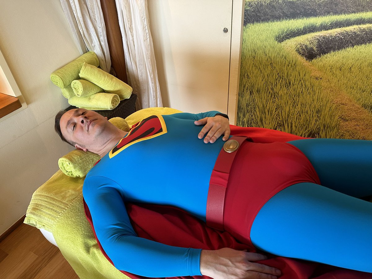 Superfavoberlin's tweet photo. Even a superhero needs to relax sometimes ☺️

Cosplayer: @superfavocosplay 
Cosplay: Superman (Fleischer Edition)
Suit by: Robin Johnson Jr.

#aidamomente #aida #relax #spaday #cruiseship https://t.co/OdKTYwmndL