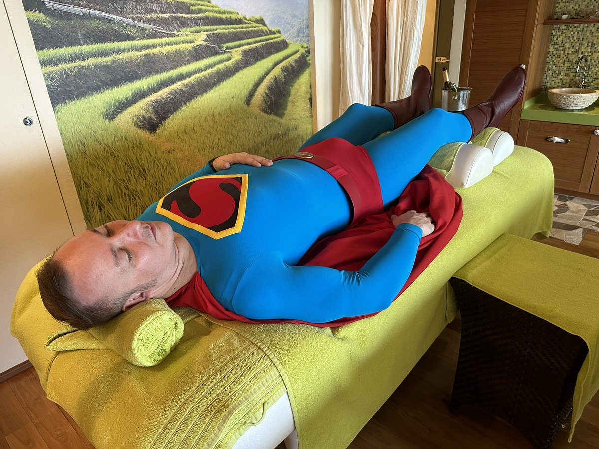 Superfavoberlin's tweet photo. Even a superhero needs to relax sometimes ☺️

Cosplayer: @superfavocosplay 
Cosplay: Superman (Fleischer Edition)
Suit by: Robin Johnson Jr.

#aidamomente #aida #relax #spaday #cruiseship https://t.co/OdKTYwmndL