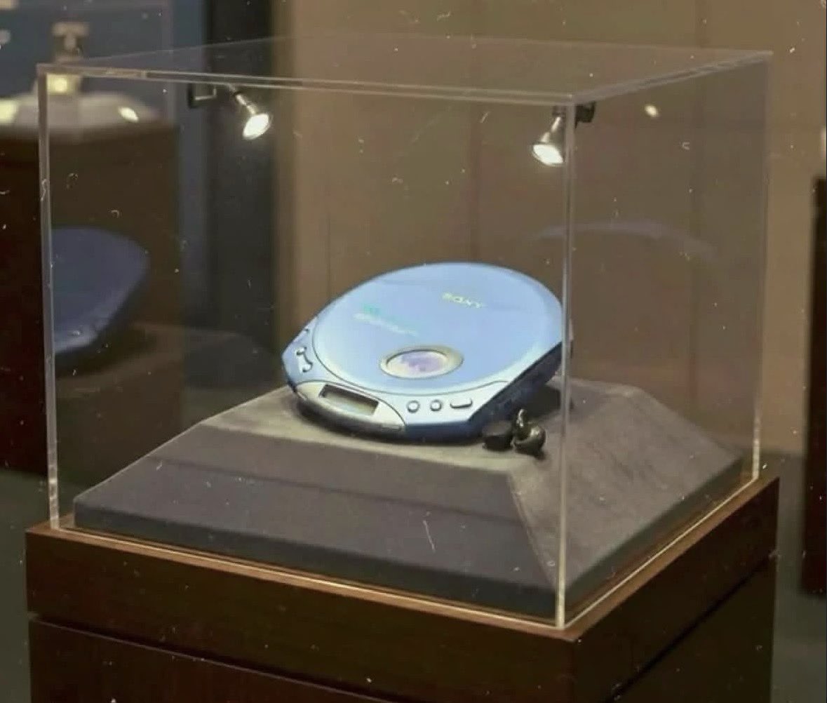historigins's tweet photo. In the early 2000s, the Discman was one of the most coveted items among teenagers. This portable player from Sony let you take your music everywhere, long before cell phones and streaming platforms completely changed the way we listen to music.

The one in the photo, manufactured around 2001, looks almost like an archaeological artifact today. For many young people back then, it meant listening to their favorite albums while walking, traveling, or heading to school. And there was one small drawback: any sudden movement could cause the CD to skip and the song to stop.

Many look back on those years with a certain nostalgia, when carrying a Discman, headphones, and a Linkin Park CD seemed like all you needed to get through the afternoon. Today, seeing it on display behind glass is almost comical: an everyday object from just two decades ago turned into a technological relic.