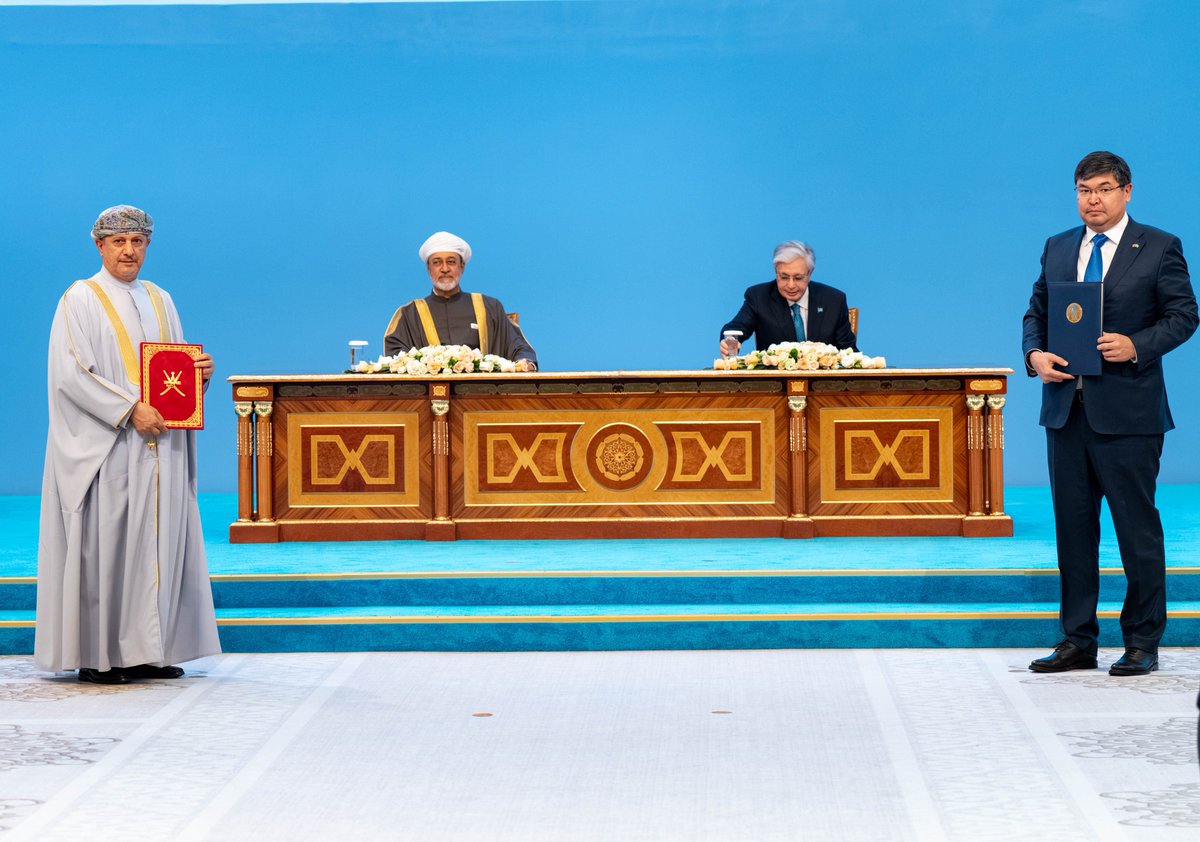 FMofOman's tweet photo. 📸 #أستانا | شهد حضرة صاحب الجلالة السلطان هيثم بن طارق المعظم " حفظه الله ورعاه " وفخامة الرّئيس قاسم جومارت توكاييف رئيسُ جُمهورية كازاخستان اليوم بقصر الاستقلال في العاصمة أستانا، مراسم تبادل عدد من الوثائق حيث وقع البلدان على 5 اتفاقيات و10 مذكرات تفاهم، إلى جانب مذكرة شروط، ومذكرة تعاون، واتفاقية تنفيذية، واتفاقيتيْ تعاون.

وتضمنت الاتفاقيّاتُ الانضمامَ لعضوية بنك التنمية الأوراسي، ووجود بنك التنمية الأوراسي في سلطنة عُمان، والتشجيع والحماية المُتبادلة للاستثمار، والنّقل الجوّي، وإنشاء مجلس الأعمال العُماني الكازاخستاني.

وشملت مذكّرات التّفاهم، التّعاون في مجال الدّراسات الدّبلوماسيّة والتّدريب الأكاديمي، والتّدريب، والتّعاون المالي والثّقافي والشّبابي، والتّعاون المُتعلق بالتحقيق في الحوادث والوقائع، وتعزيز الرّبط بين الممرّات الدّولية، والاتّصالات وتقنية المعلومات، والتّعاون في المجال الصحّي والزّراعة والثّروة الحيوانيّة والأسماك.