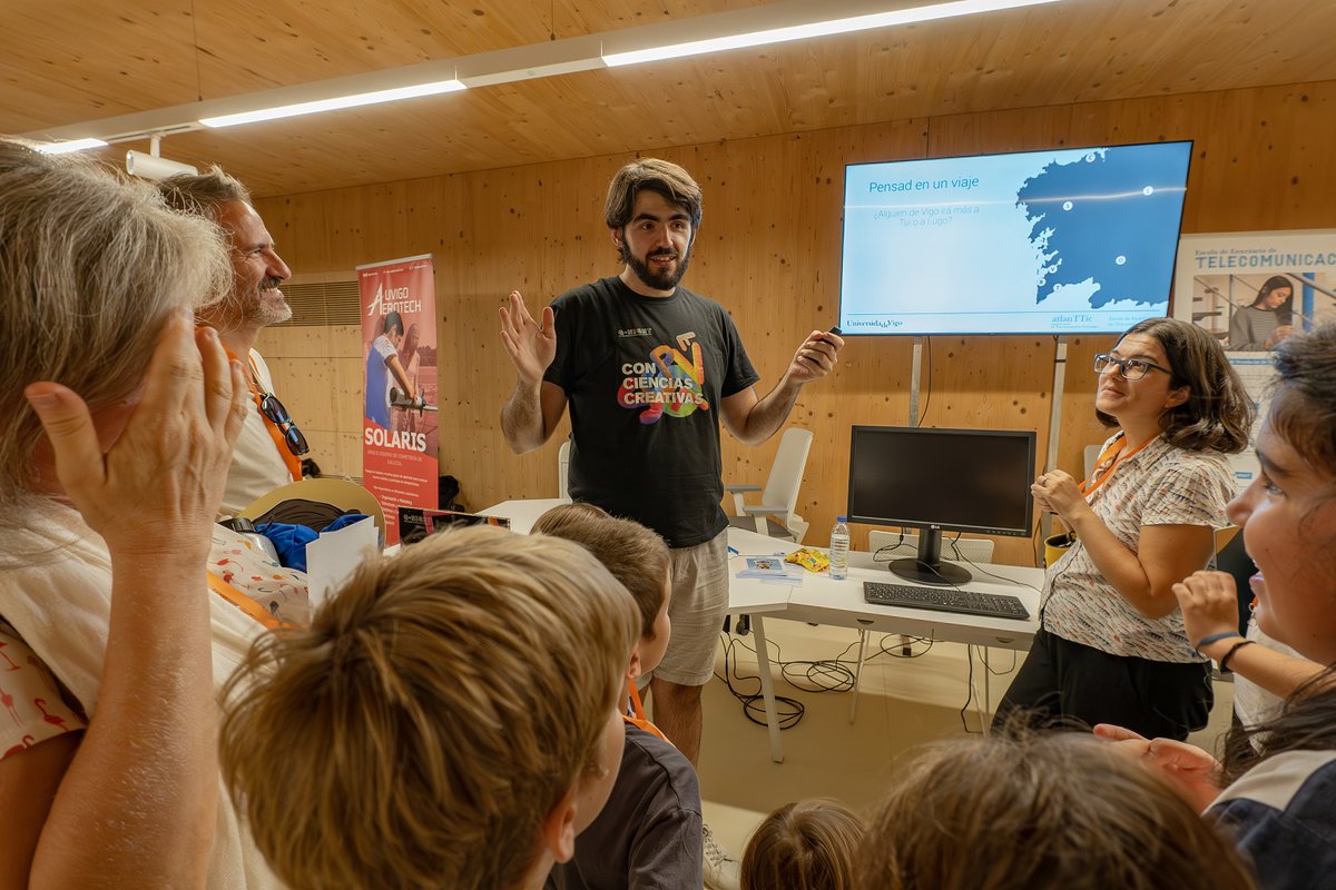 EETelecoVigo's tweet photo. O último venres de setembro estivemos na expo-feira científica da @GNight_gal. No posto 'Pero ti sabes con quen estás falando?' (xunto con @atlanTTic_uvigo) achegamos ao público o funcionamento dos bots �� Foi un pracer compartir a nosa paixón polas telecomunicacións! https://t.co/qWVfOTxaEl