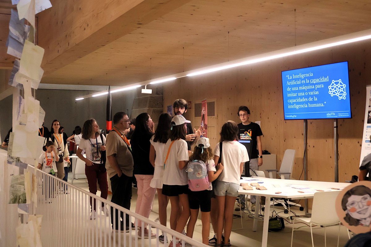 EETelecoVigo's tweet photo. O último venres de setembro estivemos na expo-feira científica da @GNight_gal. No posto 'Pero ti sabes con quen estás falando?' (xunto con @atlanTTic_uvigo) achegamos ao público o funcionamento dos bots �� Foi un pracer compartir a nosa paixón polas telecomunicacións! https://t.co/qWVfOTxaEl