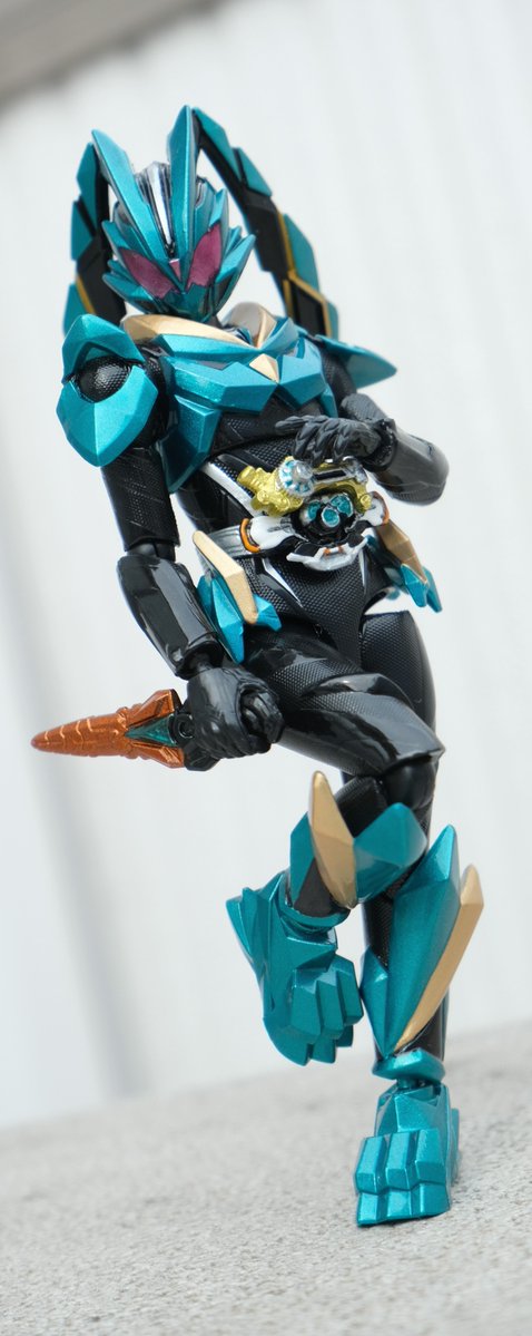 gnc_central's tweet photo. TAF 仮面ライダーダット 改修

耳パーツ可動化と複眼クリアパーツ化した後、全身をフルリペイントしました

元々のクオリティが高いからメタリックにすると化けるね！

(1/2) https://t.co/yd3nzEIaCK