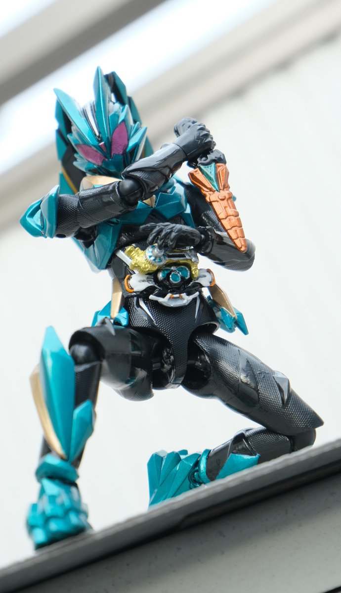 gnc_central's tweet photo. TAF 仮面ライダーダット 改修

耳パーツ可動化と複眼クリアパーツ化した後、全身をフルリペイントしました

元々のクオリティが高いからメタリックにすると化けるね！

(1/2) https://t.co/yd3nzEIaCK