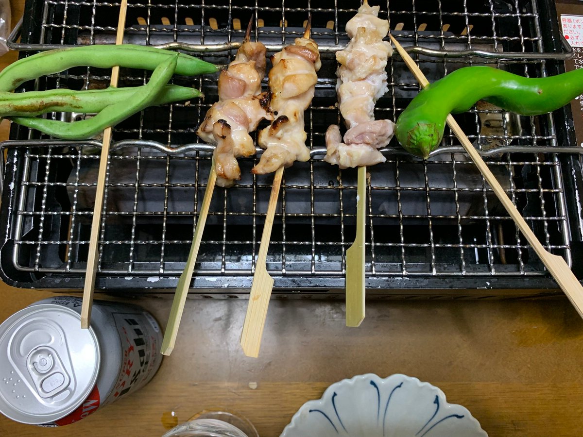 Atg2016atg's tweet photo. 夕食
・焼き鳥
鹿児島県産若鶏もも肉と皮、ししとう、さやいんげんを
「炙りや」で串焼き
これでビール350ml×1、純米酒×5
しめは炊きたて白米＋黒ごま塩、昨日の酒粕入り味噌汁にさやいんげん足し
わかめの酢の物白すりごま和え、納豆
食欲は○の中くらいでしたがとてもおいしかったです

良い夕べを https://t.co/FVmFw3hyYA