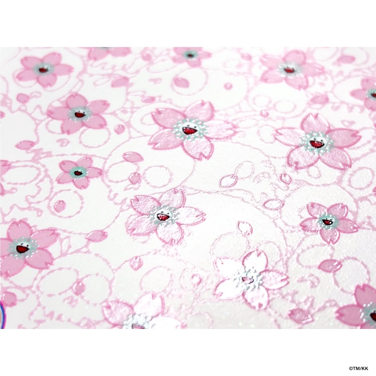 MFTMKKUS's tweet photo. 🌸 Introducing our Hometown Tax Donation Return Gift 🌸

The tanzaku-style print “Kaikai Kiki Cherry Blossoms in Bloom”, available in a special Hometown Tax Donation edition.

Beneath a canopy of cherry blossoms in full bloom, Kaikai and Kiki sit side by side as if enjoying hanami together.

Featuring cherry blossoms, one of the most beloved motifs in Murakami’s work, the piece captures both the splendor and fleeting beauty of the blossoms at their peak.

As a special bonus exclusive to this Hometown Tax Donation offering, each print comes with an exclusive trading card featuring the same artwork.

Each card has its own serial number and comes in either a Japanese or English version, selected at random.

A special piece available only here.

▼For more details ☑️
https://t.co/0Y3pyKkw5e

-----
🌸ふるさと納税返礼品のご紹介🌸

ふるさと納税特別仕様の短冊版画「カイカイキキ 桜咲く」

画面いっぱいに咲く満開の桜の下で、「カイカイ」と「キキ」がお花見をしているように並ぶ一枚。
村上作品の中でも人気の高い桜をモチーフに、満開の華やかさと儚さを描いています。

そして、この返礼品だけの特典として、版画と同じ絵柄の非売品トレーディングカードが付属。

カードにもシリアルNo.が入り、日本語版・英語版のどちらか1枚がランダムで届きます。

ここでしか手に入らない1枚です。

▼詳細はこちら☑️
https://t.co/0Y3pyKkw5e

#ふるさと納税 #村上隆 #takashimurakami #ふるさと納税返礼品