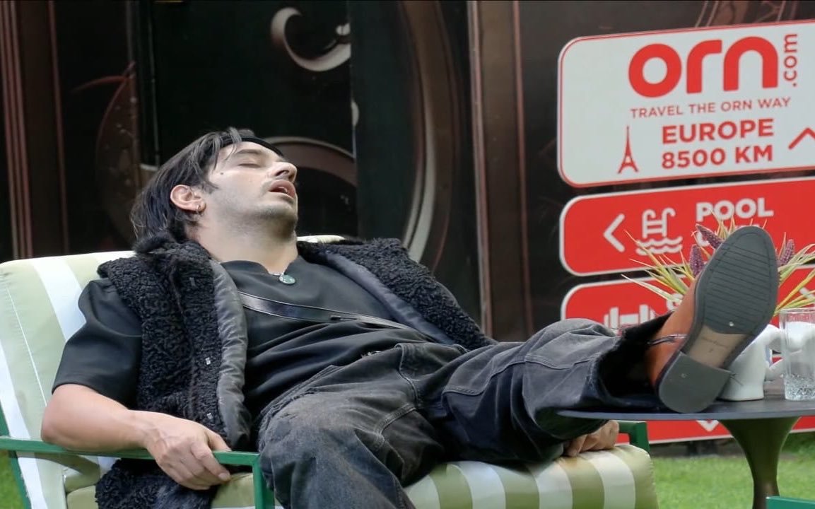 TeamQazi_FC's tweet photo. Qazi is down with the illness, and instead of looking after him, bullies are planning and plotting against him.

Qazi Dil ❤️ ka banda hai , he might still forgive them , but we will not 🚫 

Now onwards, support only #QaziTouqeer

#BiggBoss20 • #BB20 https://t.co/fEXj88If39
