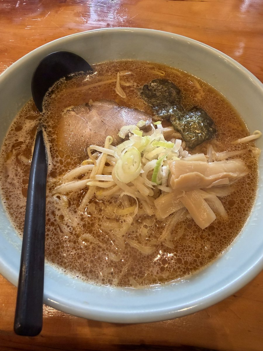 rohitadiary's tweet photo. らあめん美春で特選味噌ラーメン。
北海道ラーメンです。アツアツのスープにちぢれ麺。
美味しかったです。

12:00ちょっと前に着いたからか、すぐ座れました。そのあと、続々お客さんが来て待ちもでてたのでラッキーでした。
#ラーメン
#松戸市 https://t.co/GslW6OE8r6