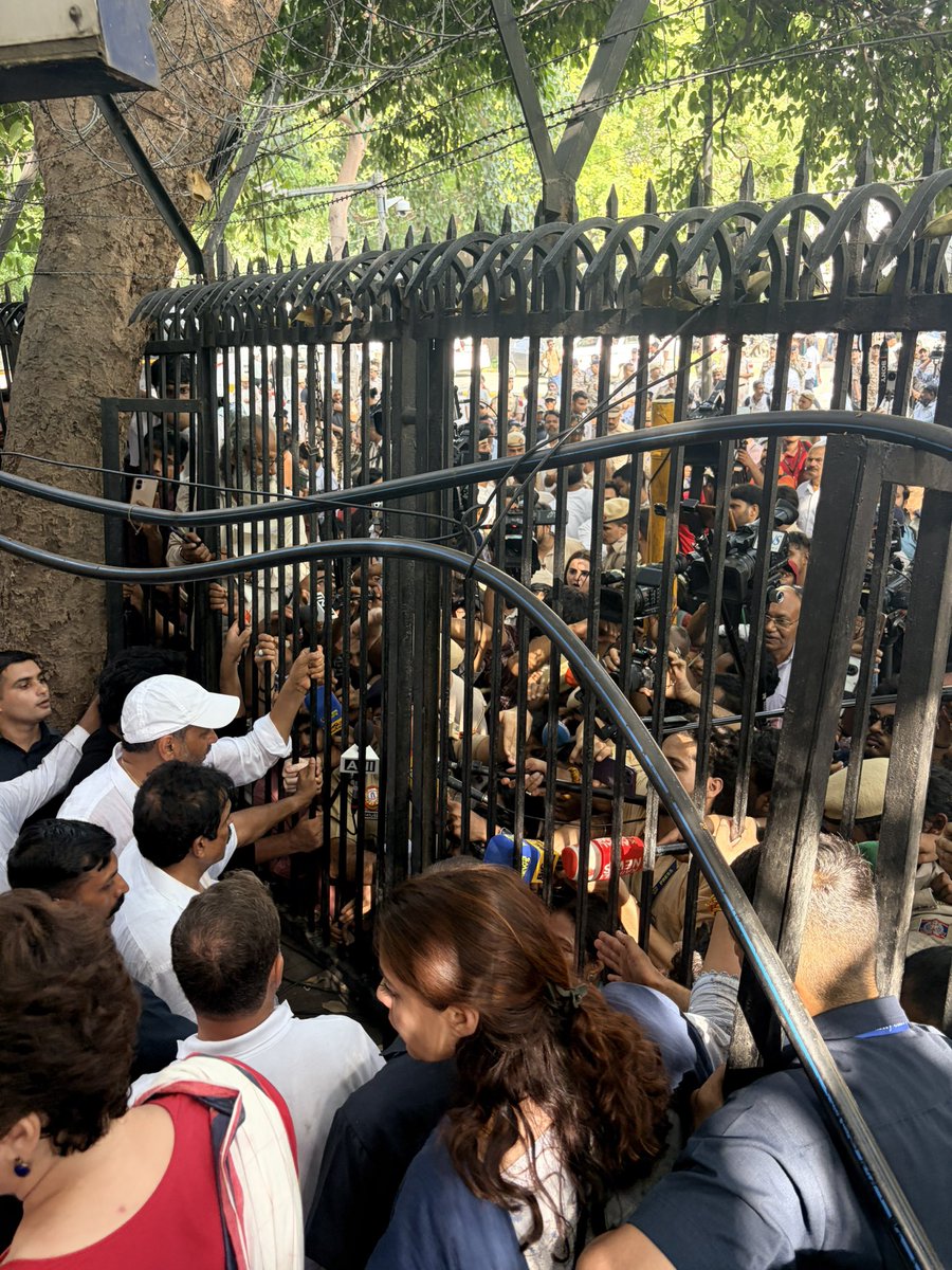 srivatsayb's tweet photo. Shah’s Delhi police now trying to remove the media from the site of Rahul’s Dharna.

Big fight breaks out between media and police. https://t.co/olYcb2mhKN