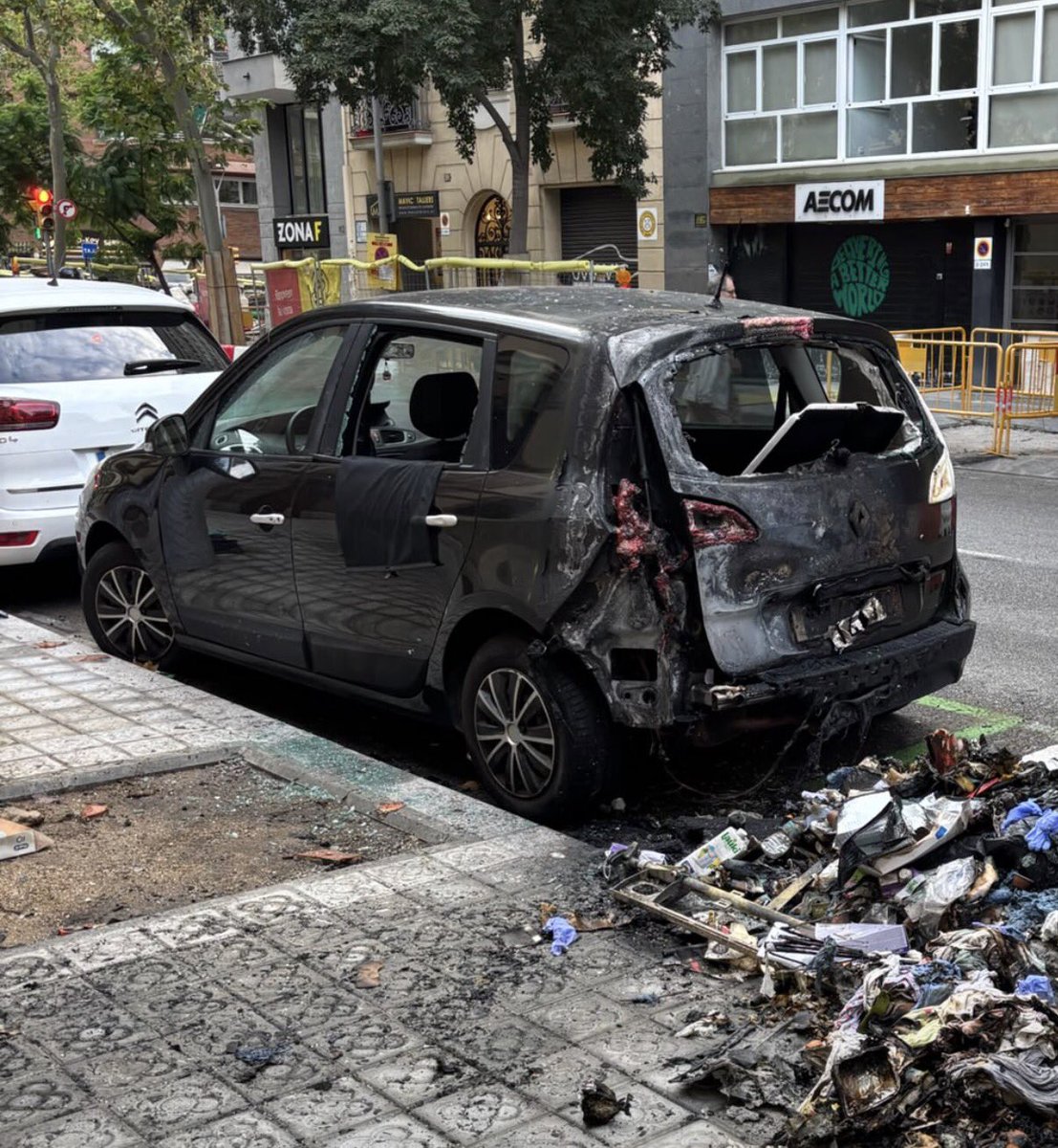spaincrisis's tweet photo. Avui un ciutadà de Barcelona (carrer Casp) s'ha aixecat pel matí i s'ha trobat el cotxe així.
Suposo que pensarà quins drets reivindicava ahir la manifestació…
Per cert, qui et paga el cotxe cremat? https://t.co/jsYbGudGPP