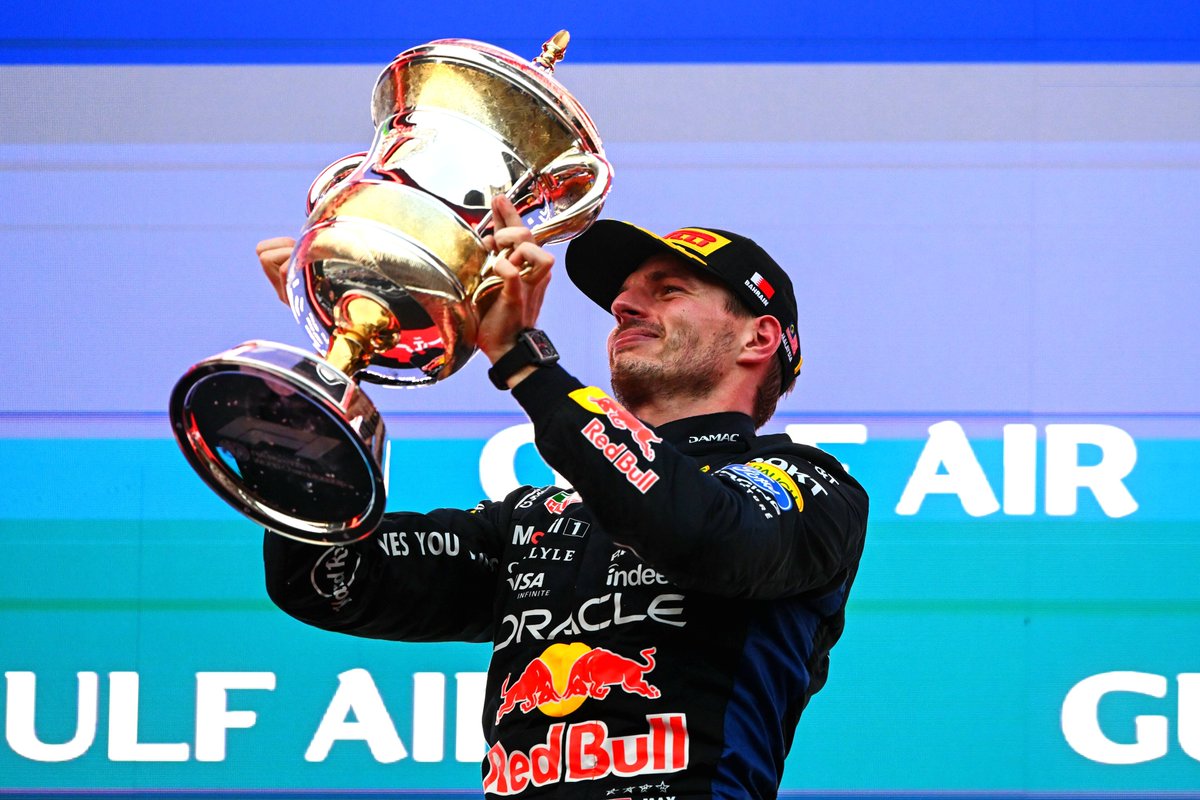 RBR_Daily's tweet photo. 🚨 Max Verstappen believes he can also win in Singapore, reveals Helmut Marko

"Max said he thinks it's possible to finally win in Singapore. As you know, that's the only victory he's missing."

[@oe24at] https://t.co/96RNMN00Qi