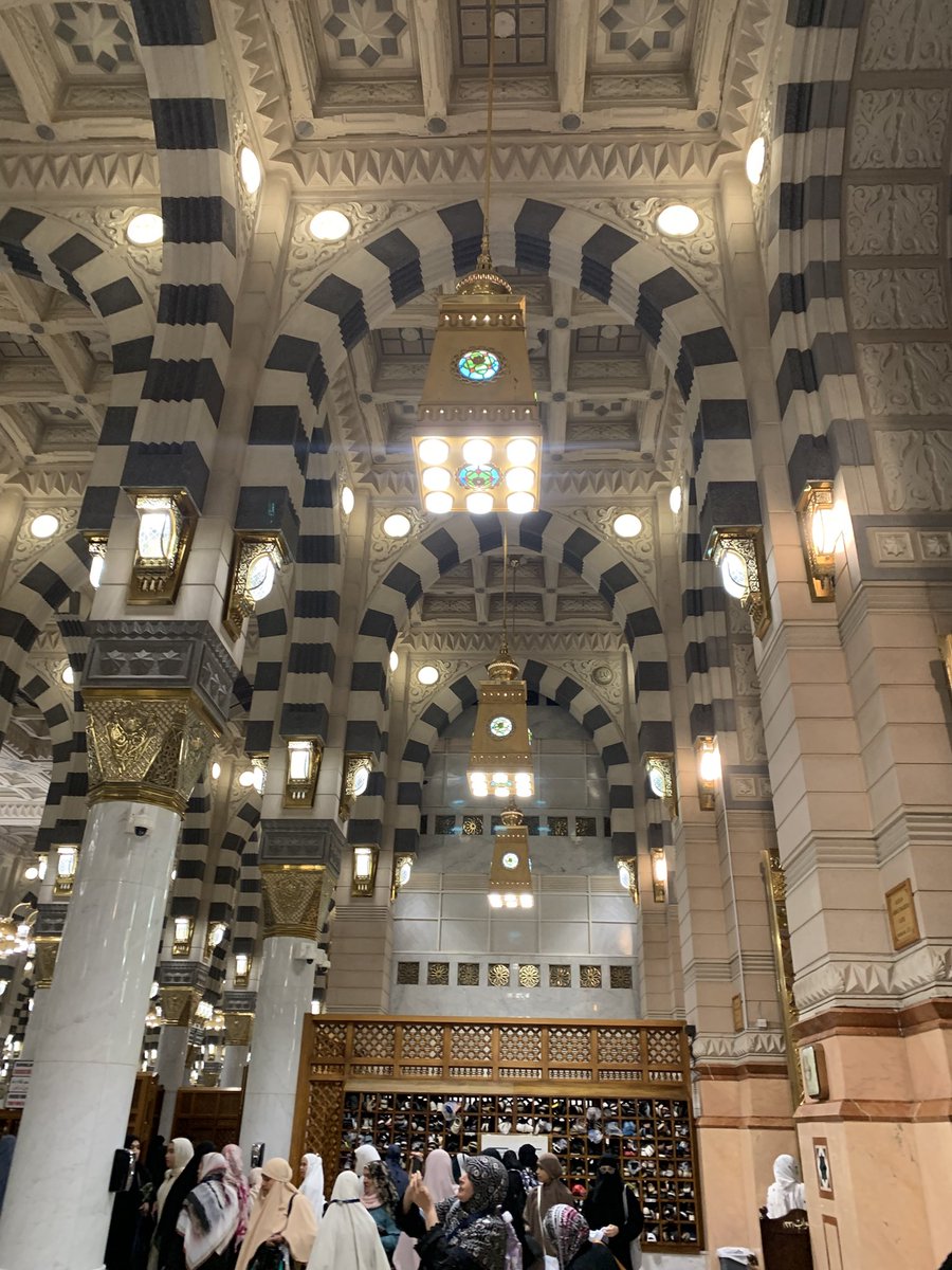 ShaimaaAbdo24's tweet photo. ٦ أكتوبر … ذكرى يوم ما زال يسكن قلبي 
منذ عامٍ مضى كنت هنا ولا أدري كيف مرّ الوقت بينما بقي أثر تلك الأيام في قلبي كما هو
كنت في رحاب الحبيب ﷺ ، بالمدينة المنورة 🤍 
مكان ما إن تراه العين ، حتي يطمئن القلب
مر عام ، وما زال القلب هناك  
اللهم ارزقني عودة قريبة وزيارة نبيك ﷺ https://t.co/uZg2M5cS7x