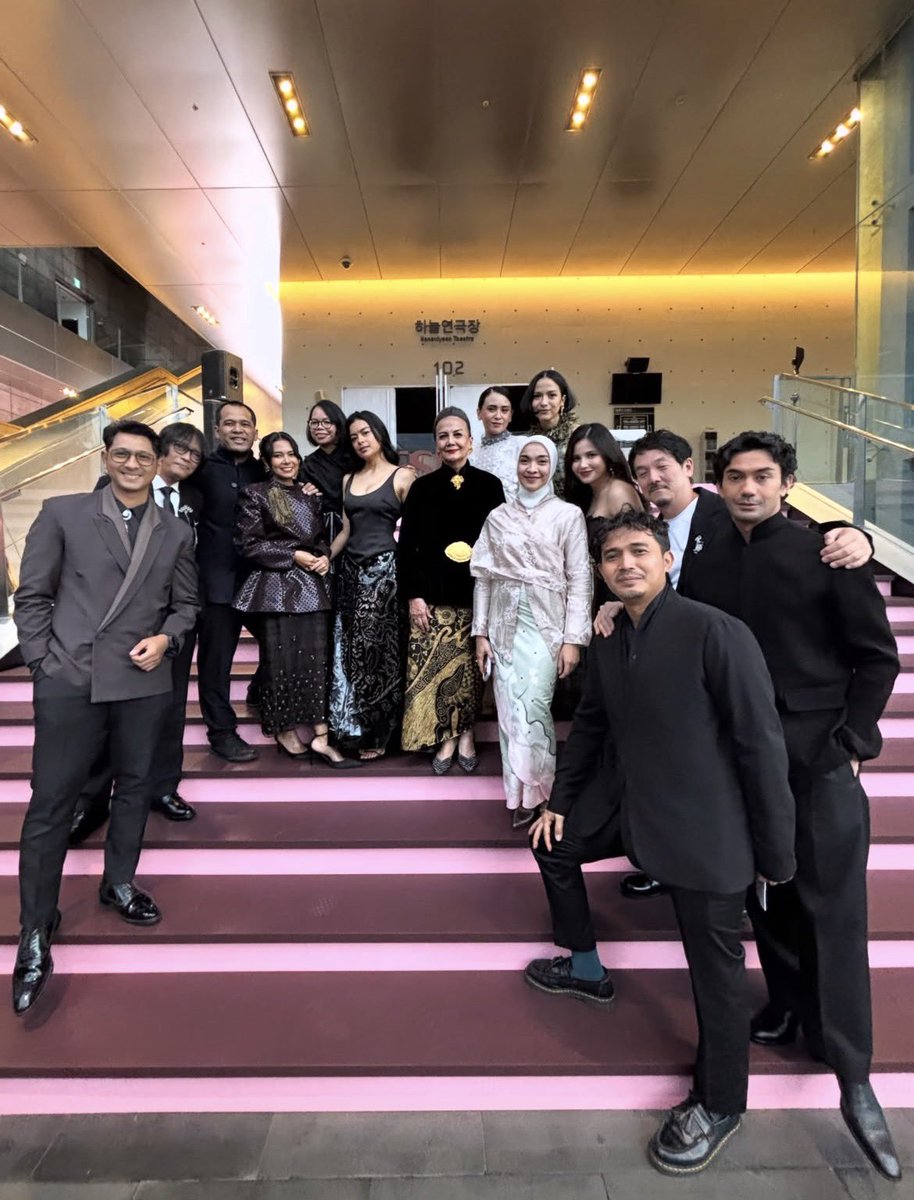 Jeiino1's tweet photo. Kalau kata arya, kontingen indonesia 
Cr ; feed reza rahardian 

#AryaSalokalnBIFF26
#EmpatMusimPertiwiXBIFF26
Pertiwi Bisma Goes To BIFF https://t.co/Pjwk2FY8f8