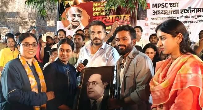 VidarbhaPutra's tweet photo. उमेदवारी कोणाला भेटली...?
कोणत्या पक्षा कडू�� मिळाली..?
आंदोलन कोणत्या पार्टीचा नेता करतो....?
तरी सुद्धा हे आंदोलन अराजकीय आहे बरं का...
अंडा बुर्जीवालाच हुशार बाकी सगळे येडे...
यालाच म्हणतात
मेहनत करे मुर्गा और अंडा खाये...?
#MPSCPuneProtest
#MPSC_विद्यार्थी_सत्याग्रह https://t.co/6DjYCU0kwD