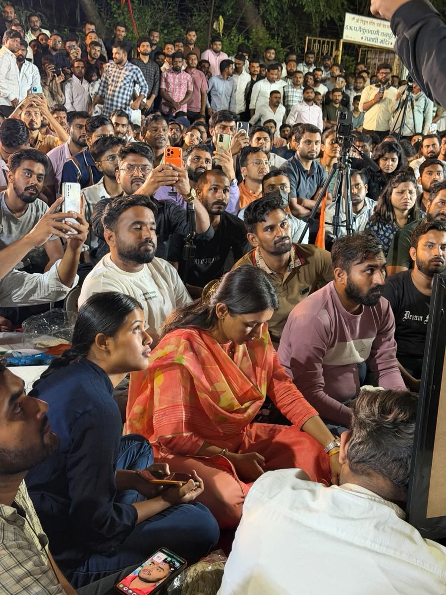 VidarbhaPutra's tweet photo. उमेदवारी कोणाला भेटली...?
कोणत्या पक्षा कडू�� मिळाली..?
आंदोलन कोणत्या पार्टीचा नेता करतो....?
तरी सुद्धा हे आंदोलन अराजकीय आहे बरं का...
अंडा बुर्जीवालाच हुशार बाकी सगळे येडे...
यालाच म्हणतात
मेहनत करे मुर्गा और अंडा खाये...?
#MPSCPuneProtest
#MPSC_विद्यार्थी_सत्याग्रह https://t.co/6DjYCU0kwD