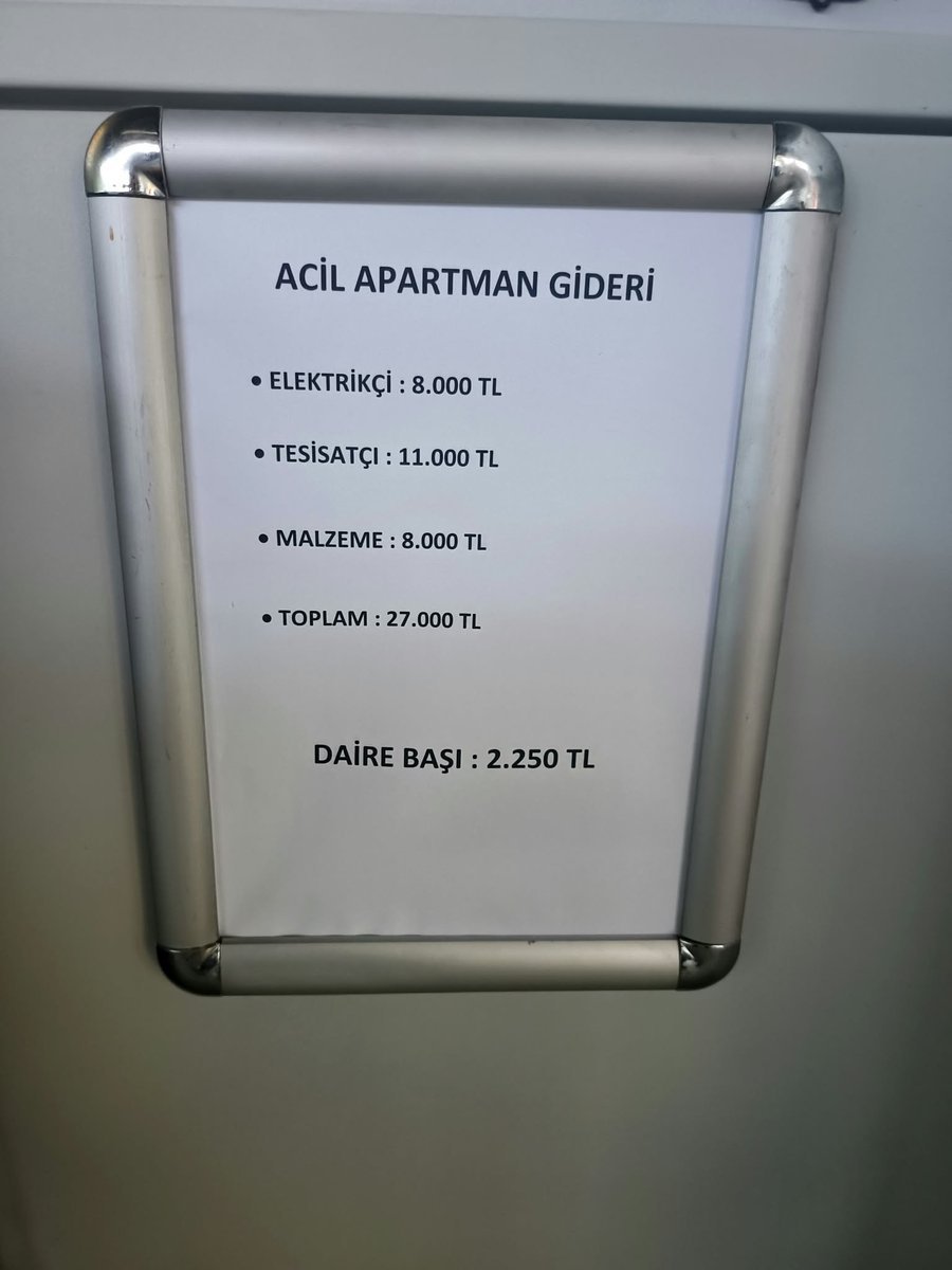 xbaskani's tweet photo. Bizim apartman yöneticisi Kumar batağına düşmüş. Zararı bizden çıkaracak heralde https://t.co/Pd3glTzsfA