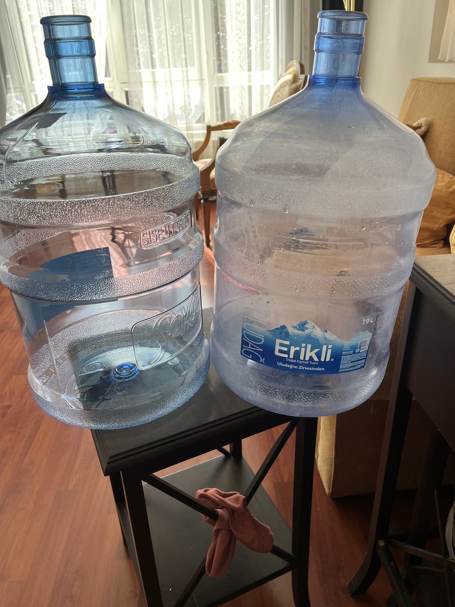 nursan_esen's tweet photo. #ERİKLİ SU. En pahalı içme suyu Erikli…çok kullanılmaktan matlaşmış damacanası, diğer markanın pırıl pırıl damacanası. Her seferinde temiz yıpranmamış damacana isterim ama gelen bunlar. #CİMER@ https://t.co/CgSUqTNhyJ