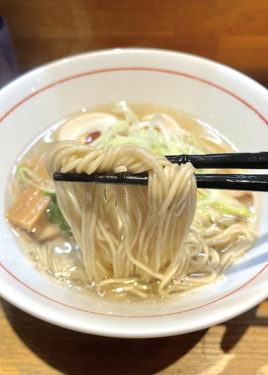 YoshikiyoI's tweet photo. 店主さんが医者から完治宣告が出たとのことを聞きつけ、お祝いを兼ねて一杯すすりに@nihonbashi_toki  へ訪問。本日は白ラーメン＆味玉をチョイス、相変わらず五臓六腑に染み渡る最高の味！また、お心遣いをいただき、ありがとうございます！#日本橋朱鷺 #日本橋ラーメン #快気祝い https://t.co/YHf4iFGNy4