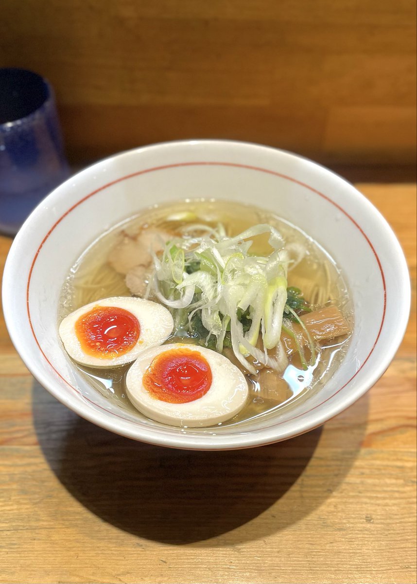 YoshikiyoI's tweet photo. 店主さんが医者から完治宣告が出たとのことを聞きつけ、お祝いを兼ねて一杯すすりに@nihonbashi_toki  へ訪問。本日は白ラーメン＆味玉をチョイス、相変わらず五臓六腑に染み渡る最高の味！また、お心遣いをいただき、ありがとうございます！#日本橋朱鷺 #日本橋ラーメン #快気祝い https://t.co/YHf4iFGNy4