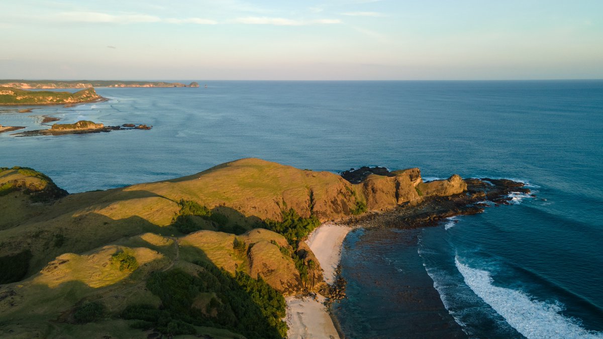 pesonaindonesia's tweet photo. Emil #Audero — Lombok, NTB

Lahir di Mataram dan punya keluarga dari Praya, Lombok Tengah.

Kalau mampir ke #Lombok, pemandangannya juga nggak kalah bikin jatuh hati. https://t.co/P7RPXvjw5f