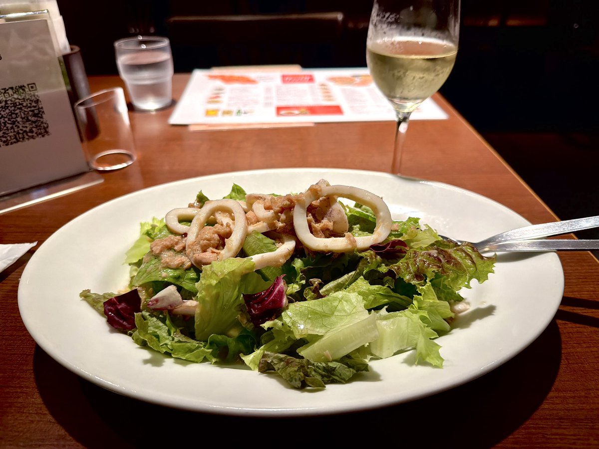 ohgenkyo's tweet photo. 今日は休み
昨晩はカプリチョーザでイカとツナのサラダを食べた
かつて函館にあった時このサラダ大好きだったのよ
まだ大町に住んでいて3人家族だった時 https://t.co/iG9BGY7Wrh