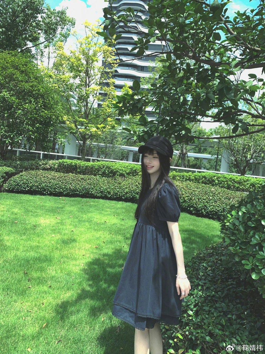 ojujingyi's tweet photo. 𝗦𝘂𝗻-𝗱𝗿𝗲𝗻𝗰𝗵𝗲𝗱 𝗱𝗮𝘆, there is nothing quite like the simple pleasure of a stroll through a verdant park.   𓈒ּ֯݁ ☐ 💭 The sunlight filtering through the leaves creates a play of light and shadow, provides a soothing soundtrack. https://t.co/ahve6G9OyL