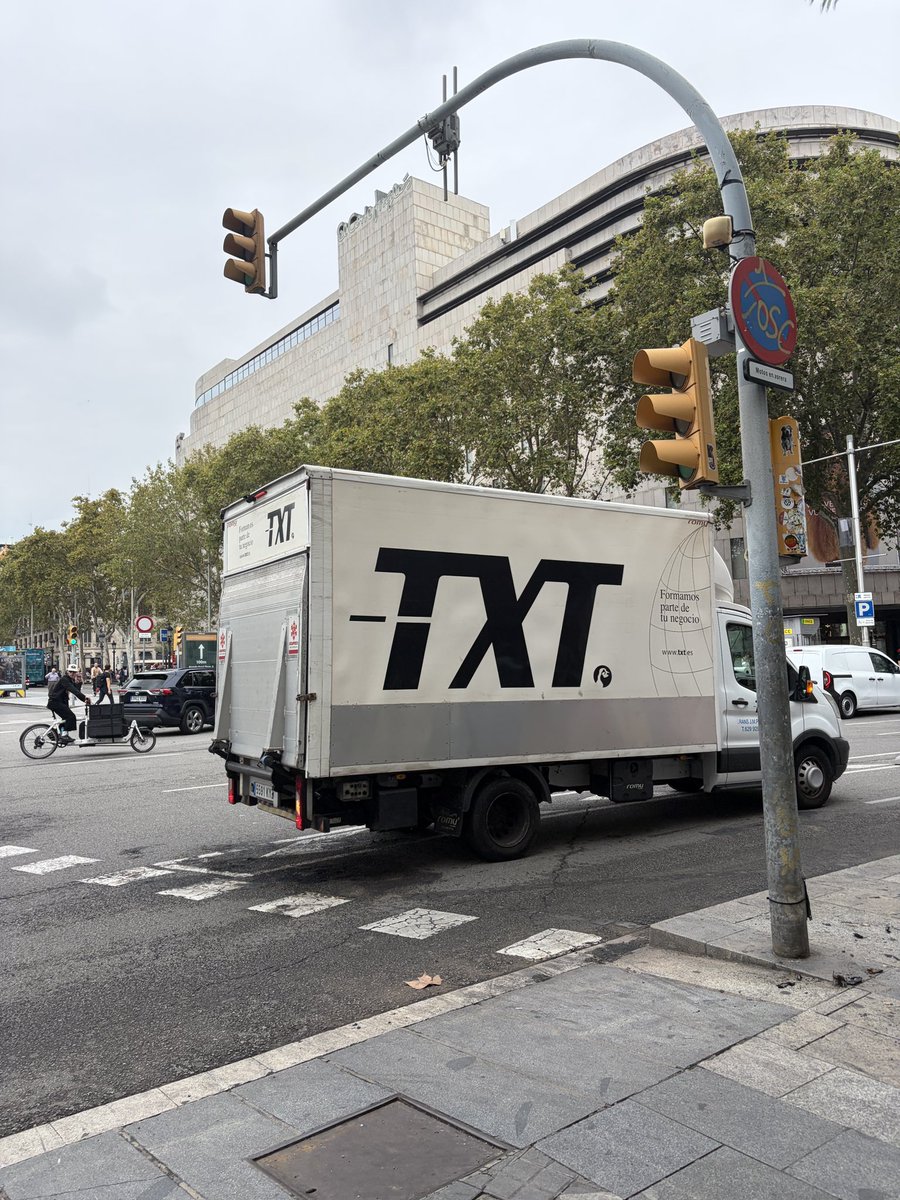 ggumjuniez's tweet photo. ????? this truck just passed me by hello https://t.co/PNZzTavrXH