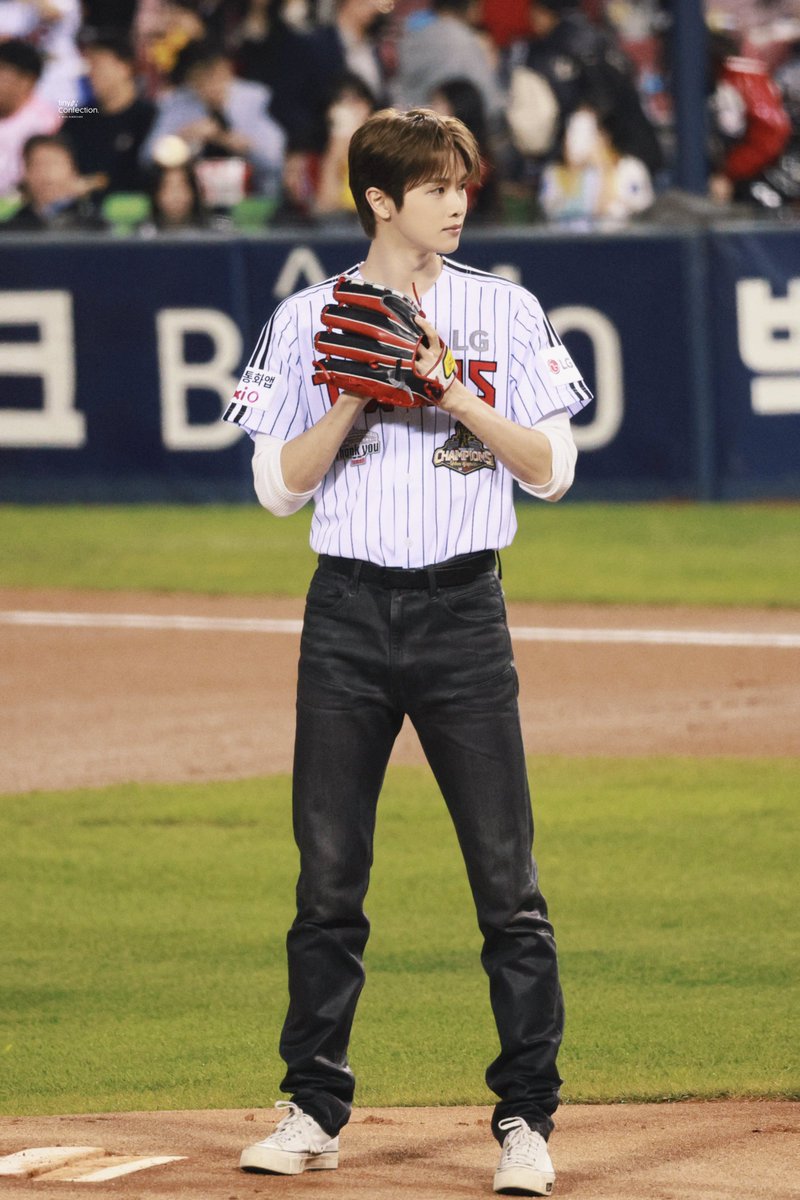 tinyConfection's tweet photo. 261006 LG 잠실 시구⚾️
#SUNGCHANxLGTWINS #성찬LG시구 
#성찬 #SUNGCHAN #ソンチャン 
#RIIZE #라이즈 https://t.co/3WYnhAdK0M