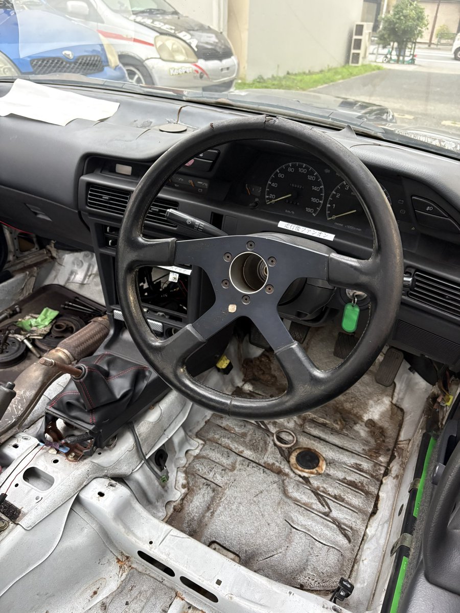 wuac_waseda's tweet photo. 【車売ります】

長年放置してました92レビンを売却します。
価格はエンジンセットで30万円で！
書類はあります。
部品取り程度でお考えください。

現在ナンバー／エンジン乗ってないため積車での引き取りでお願いします

#車売ります #レビン https://t.co/d9awUEQUcj