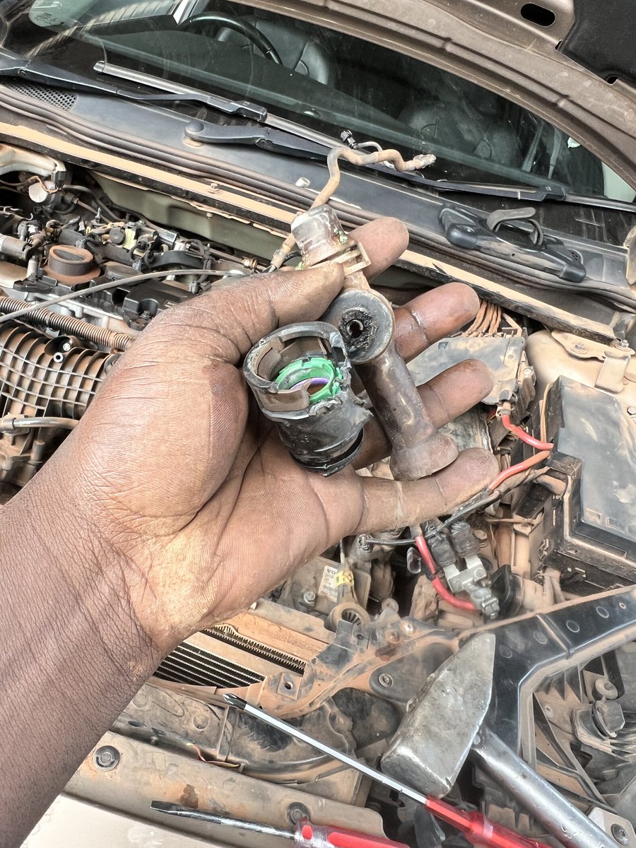 ArafatMawejje's tweet photo. V40 2017 2.0L inscription 
Coolant leakage 
#volvocars https://t.co/zVNONGiLjw
