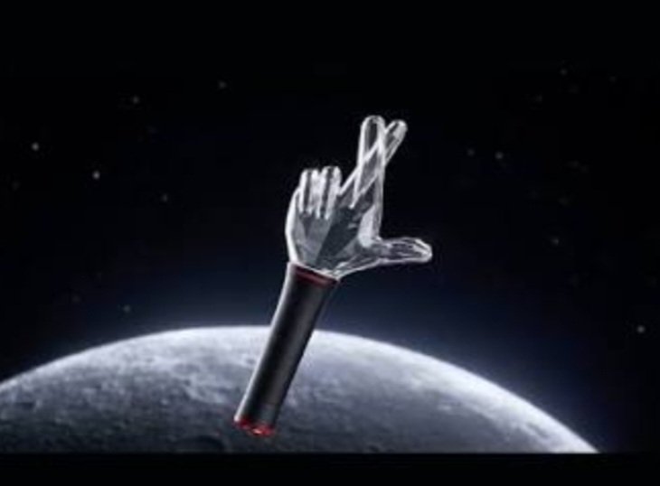 vikisshadow's tweet photo. Je persiste mais là c'est trop. Je dois vraiment secouer une main en plastique louche au bout de ma propre main ? Pourquoi le charisme est absent comme ça ? https://t.co/8cmnJVRdL9