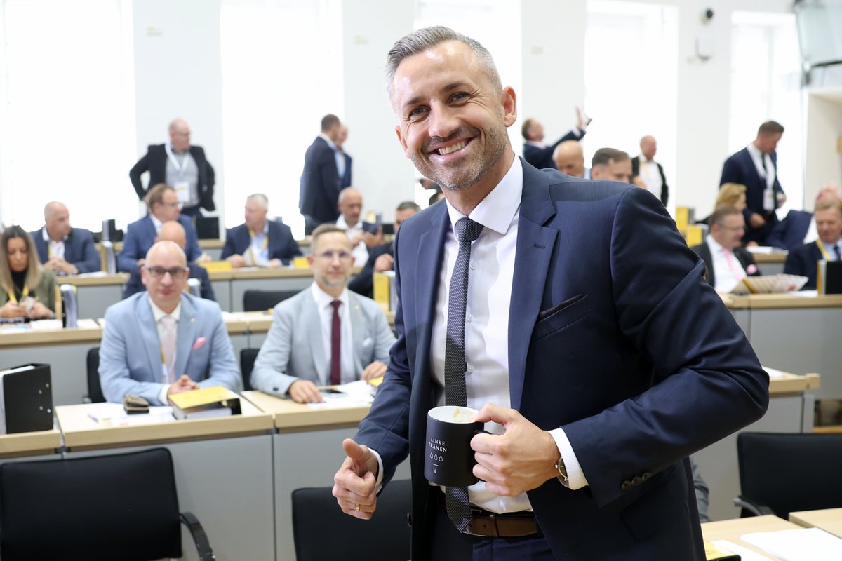 niusde_'s tweet photo. AfD-Spitzenkandidat Ulrich Siegmund ist mit einer schwarzen Tasse mit der Aufschrift „Linke Tränen“ zur konstituierenden Sitzung des Landtags in Sachsen-Anhalt im Plenarsaal erschienen. https://t.co/lCR76OumTO